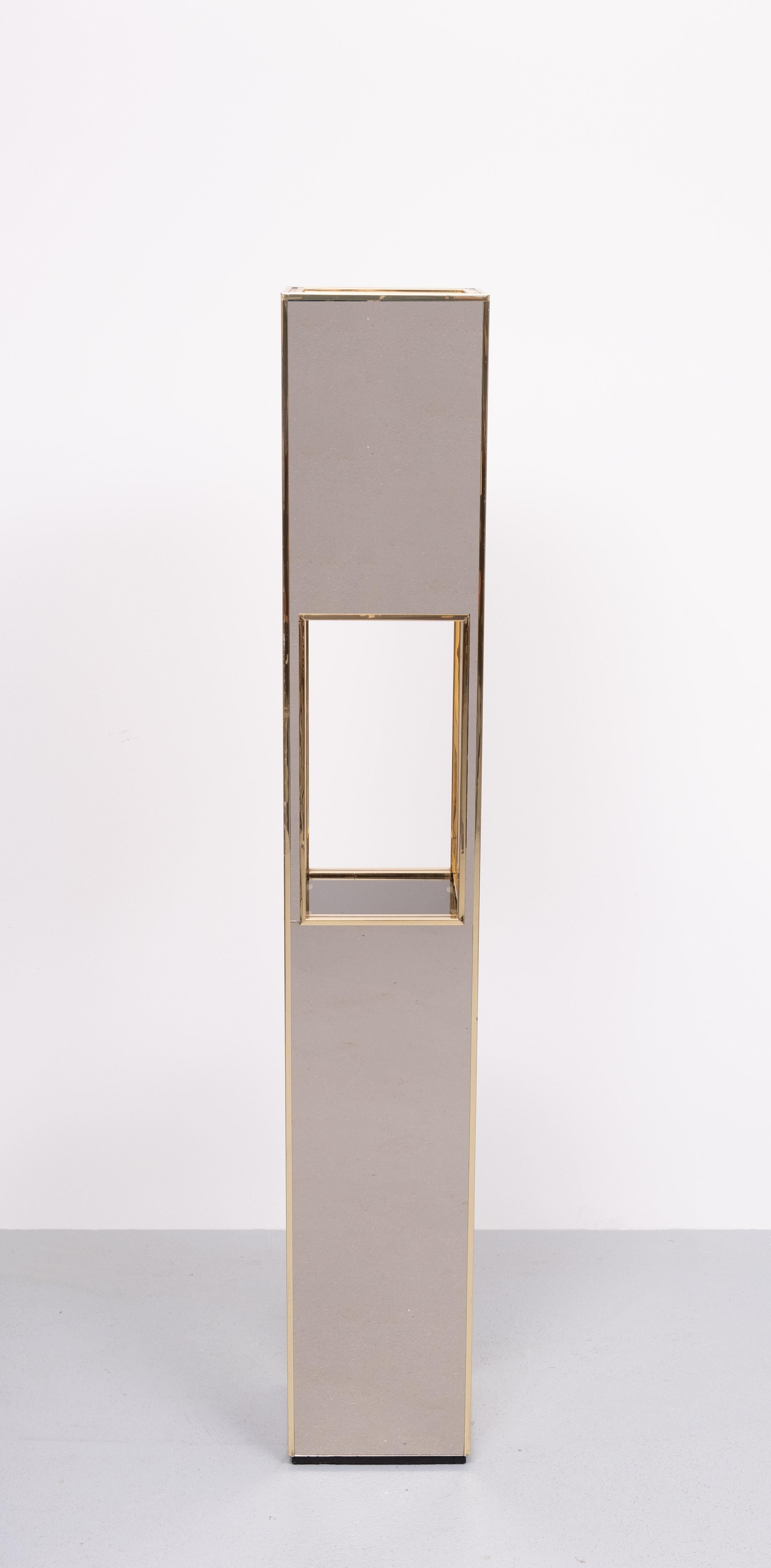 Me encanta esta lámpara de pie única y muy inusual, de forma cuadrada y color bronce. 
espejos .viene con embellecedor de latón .se necesitan dos bombillas E27 . 
En el centro un espacio perfecto para mostrar una obra de Arte . 
o un busto . Pieza