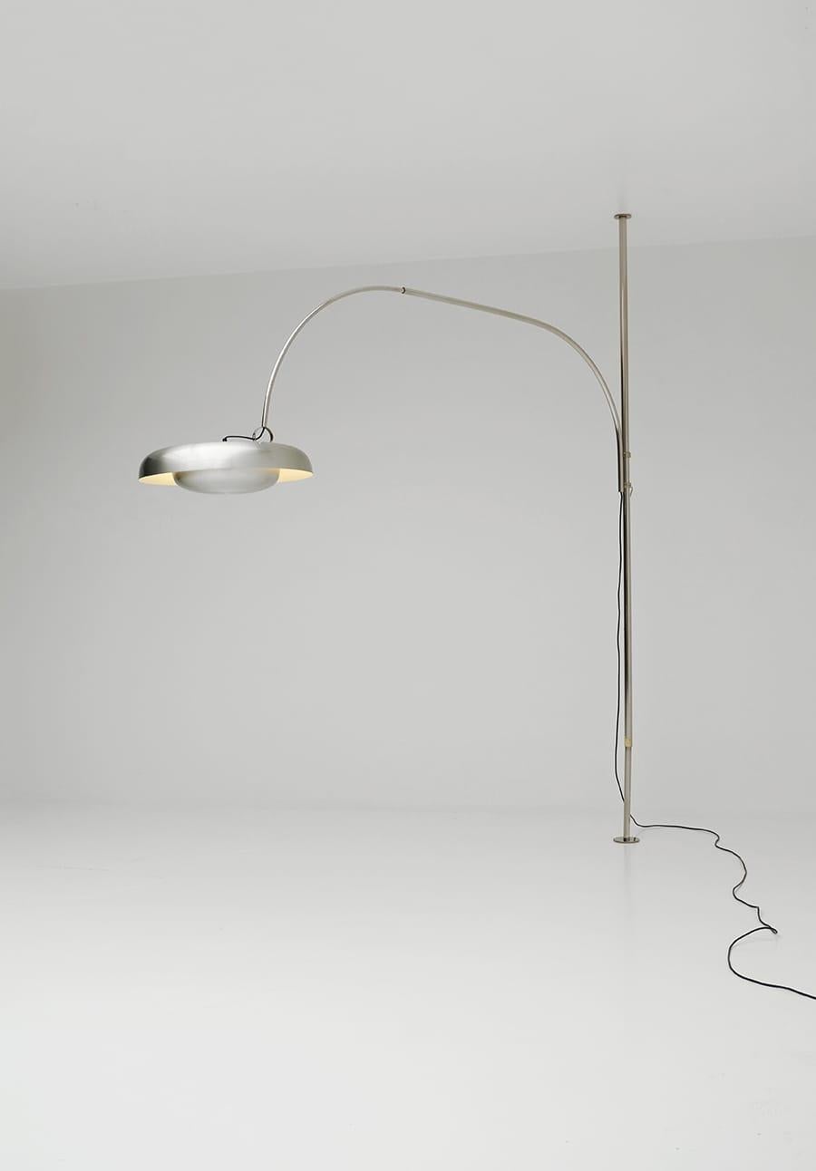 'PR' floor lamp by Pirro Cuniberti design From Sirrah Italy 1970s, in Brushed Steel Telescopic Lamp, The Lamp goes ceiling to the floor. very good condition. The Lamp is agyusted in height, the part of the hast moved. it is a regolabile .
The PR Is