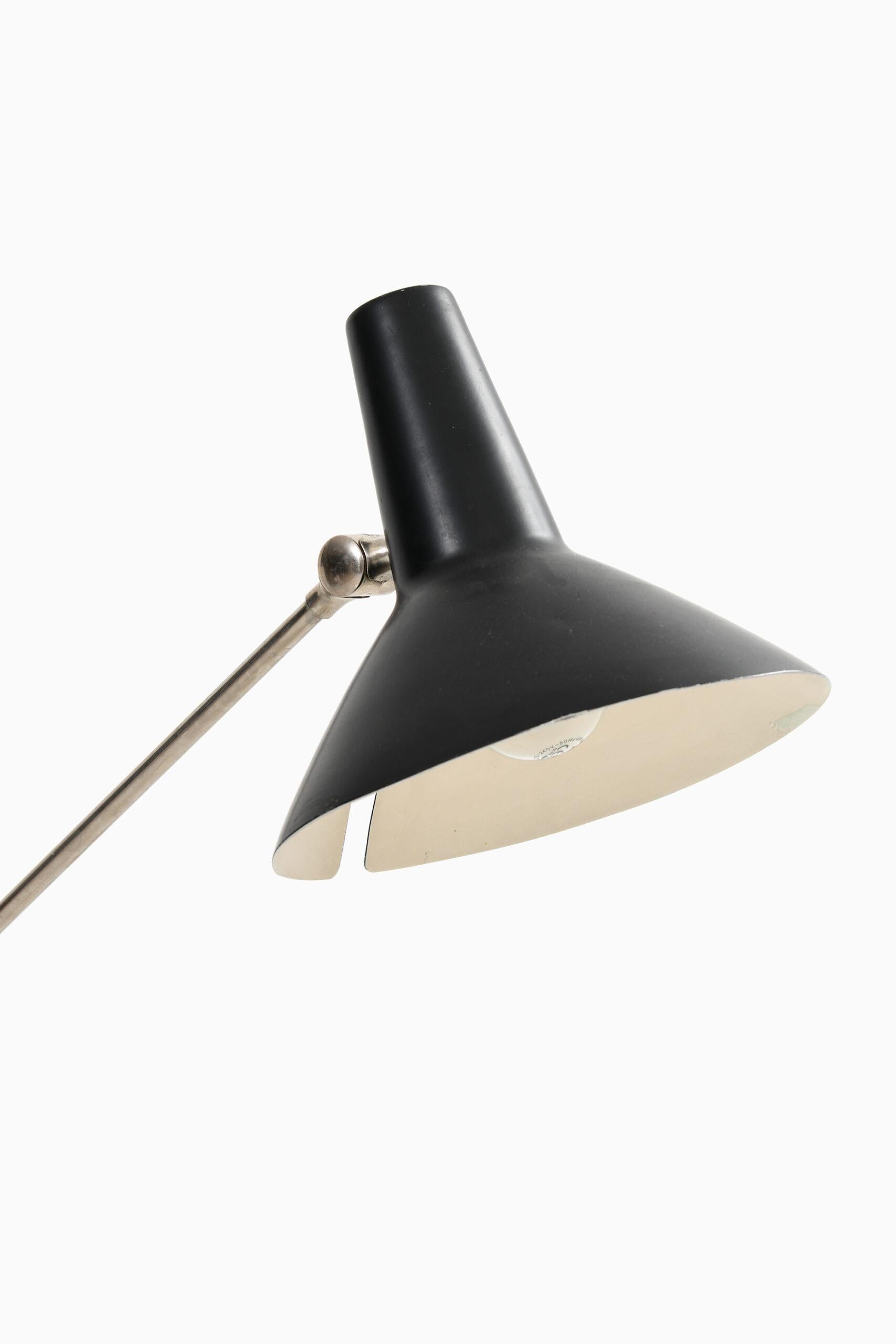 Rare lampadaire réglable d'un designer inconnu. Produit par ASEA en Suède.