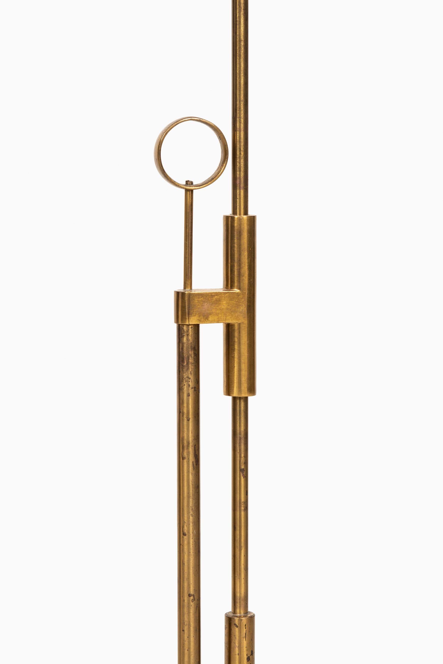 Height adjustable floor lamp. Produced by Falkenbergs Belysnings AB in Sweden.
Size: Height 80-130 cm.
Please note: This floor lamp will be sold without any lamp shade.