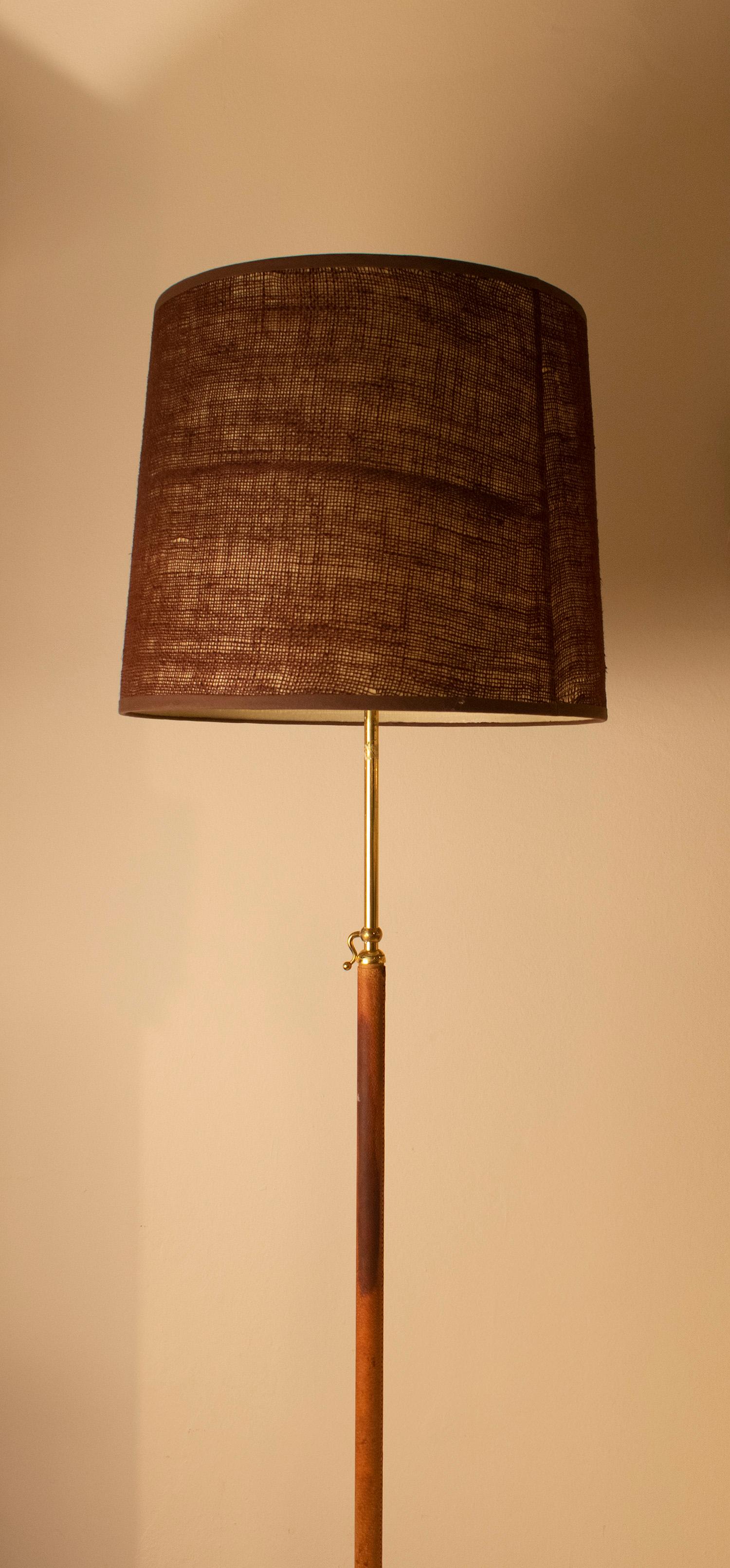 Lampada da terra prodotta da Metalarte nello stile di Gino Sarfatti, pelle, ottone in vendita 5