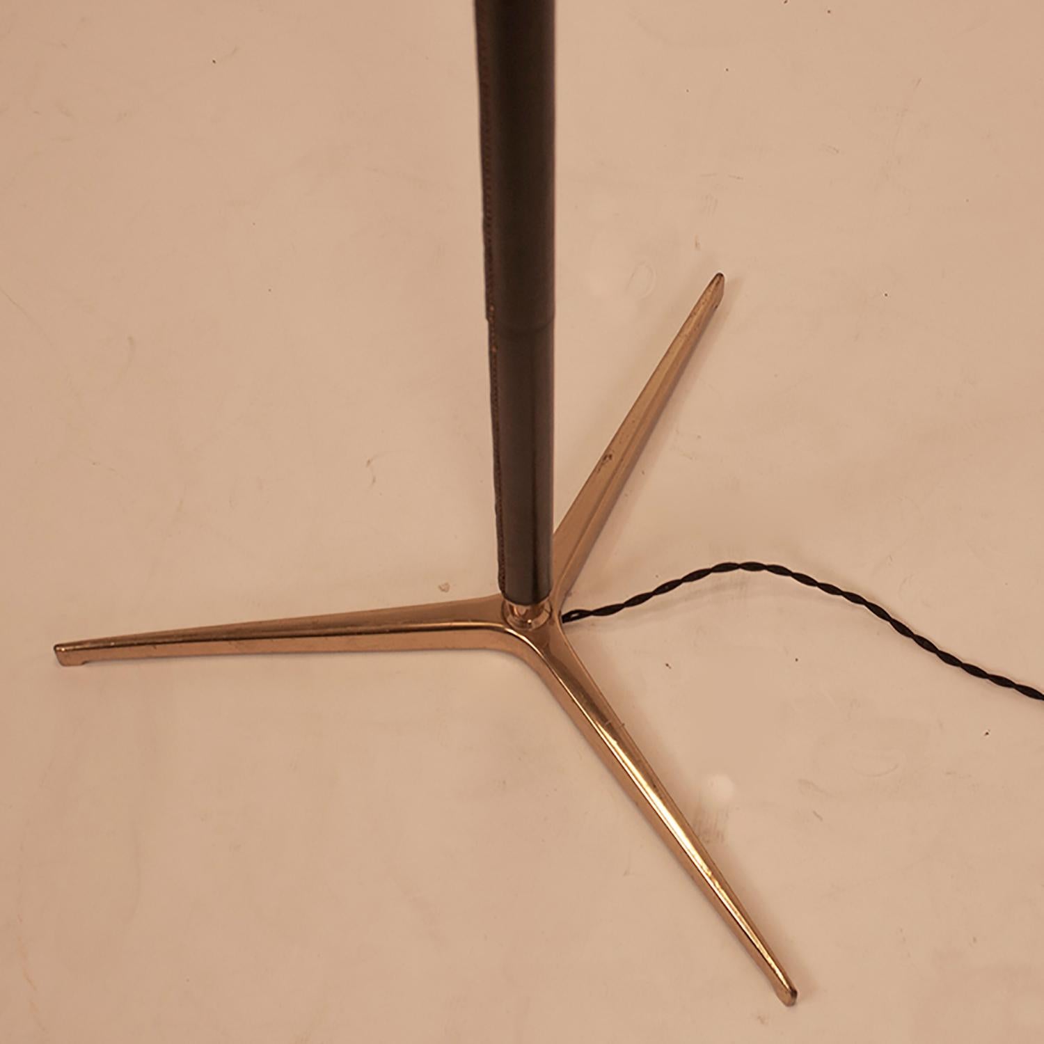Floor lamp attributed to Gino Sarfatti with adjustable tubular polished brass stem wrapped in black leather. New fabric screen, 1950s.
Measures: Minimum height 172cm
Maximum height 220cm
European Plug (up to 250V). I have had a professional