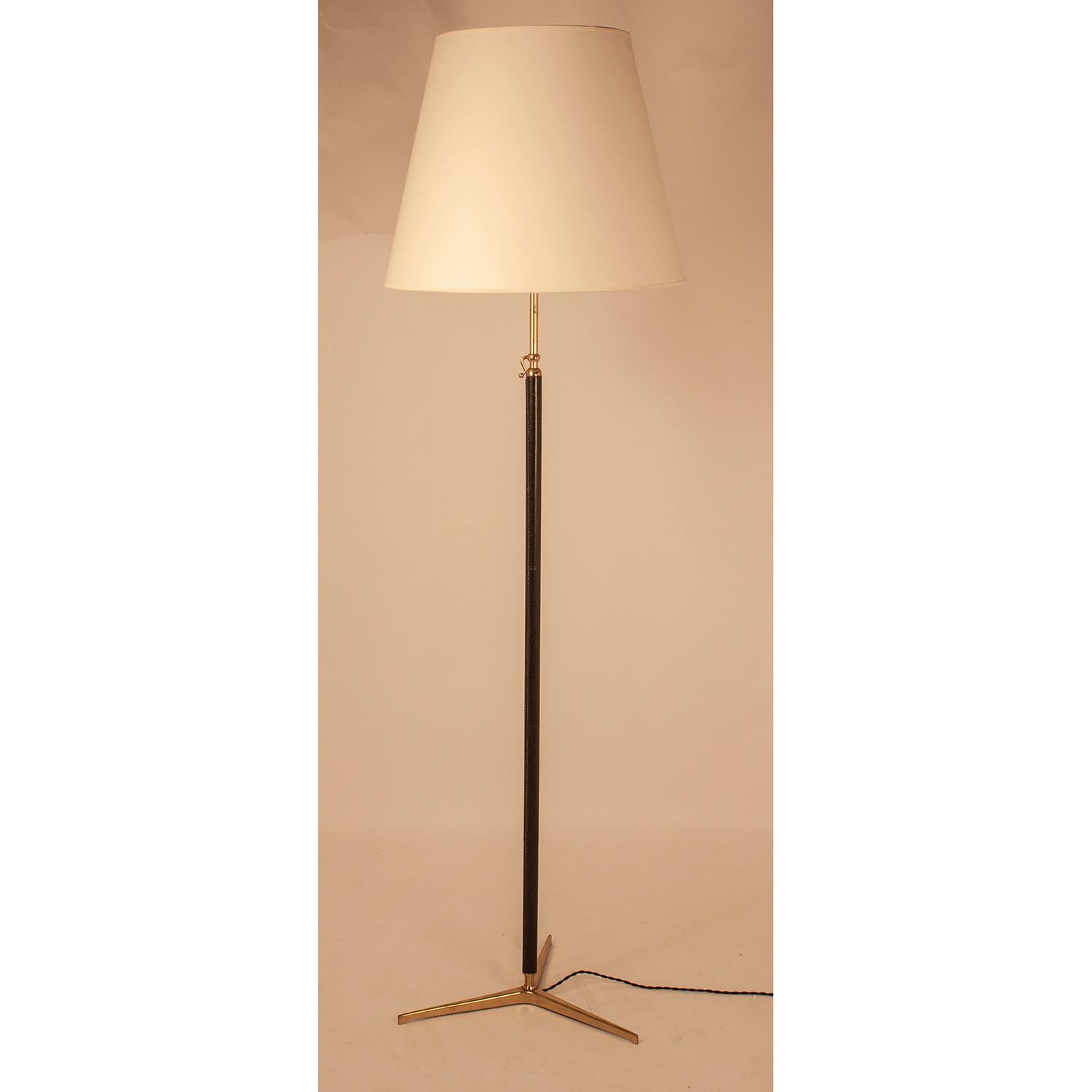 Mid-Century Modern Floor Lamp Produced by Metalarte in the Style of Gino Sarfatti, Leather, Brass For Sale