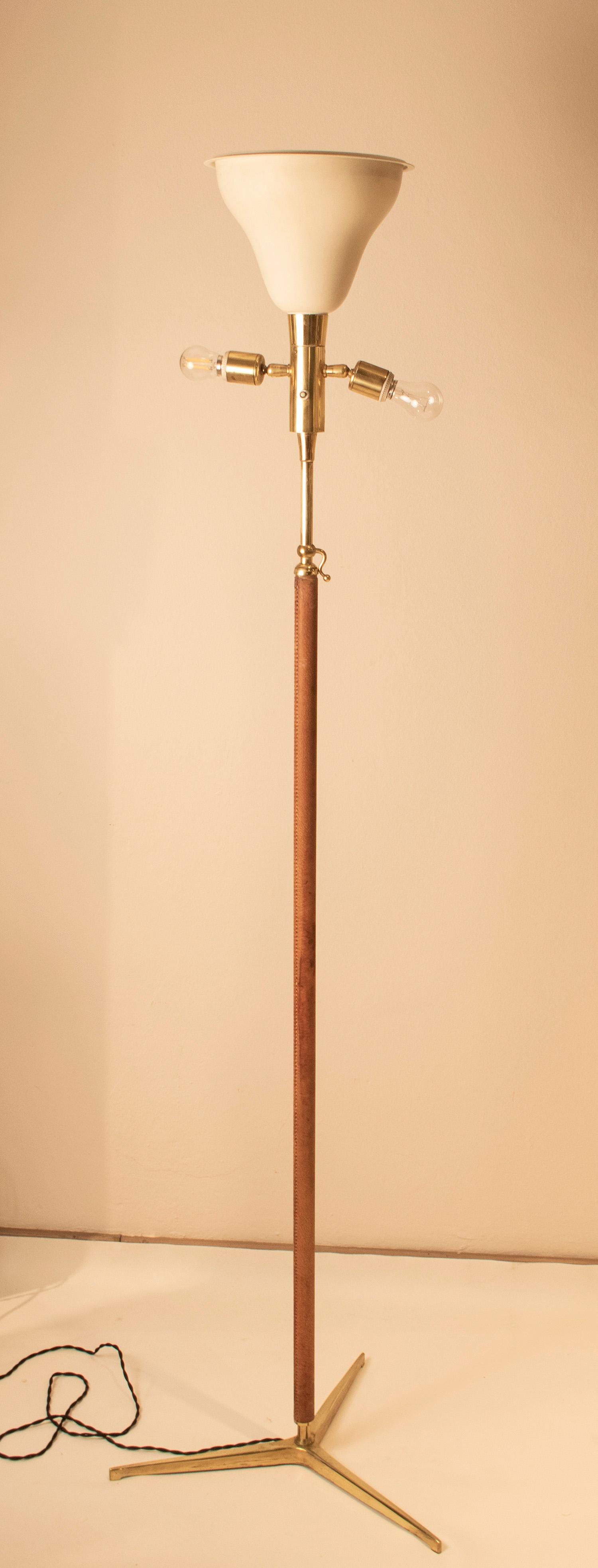 Mid-Century moderno Lampada da terra prodotta da Metalarte nello stile di Gino Sarfatti, pelle, ottone in vendita