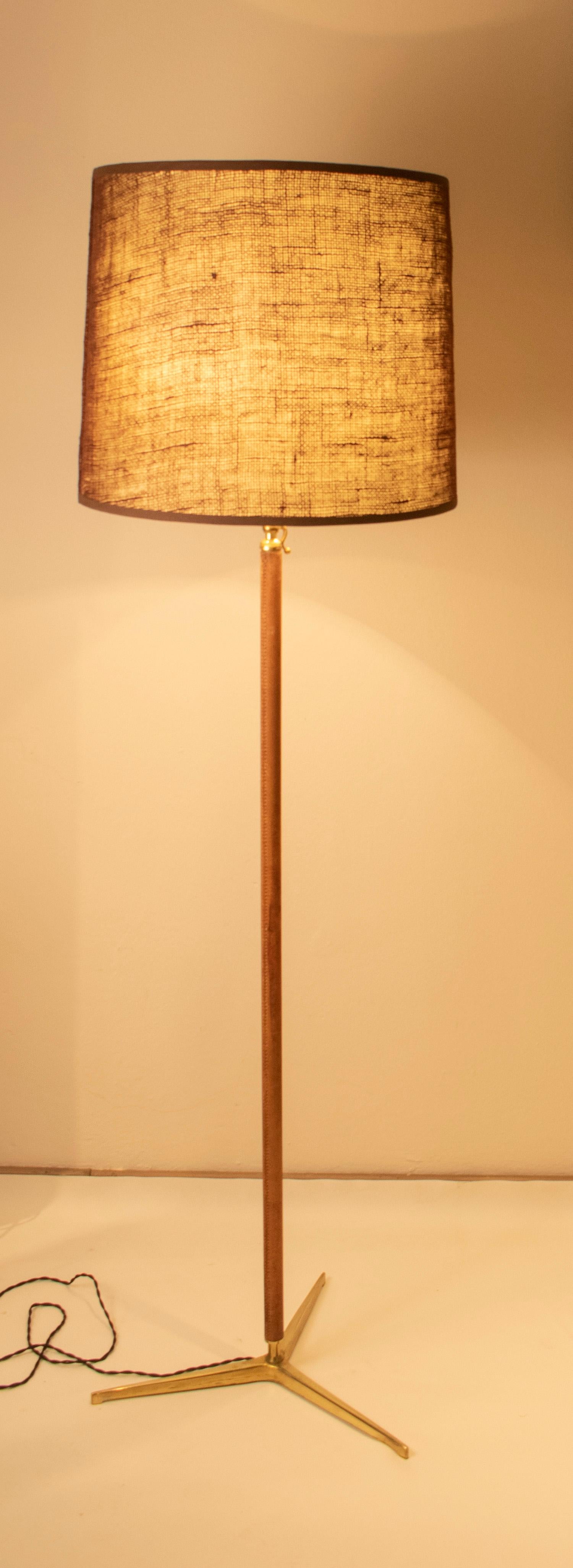 Italiano Lampada da terra prodotta da Metalarte nello stile di Gino Sarfatti, pelle, ottone in vendita