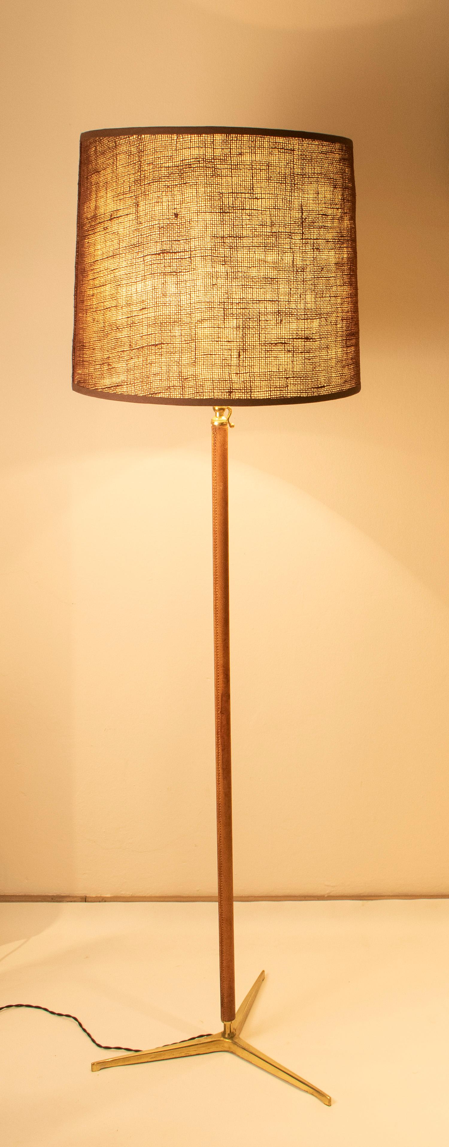 Lampada da terra prodotta da Metalarte nello stile di Gino Sarfatti, pelle, ottone In condizioni buone in vendita a Barcelona, Cataluna