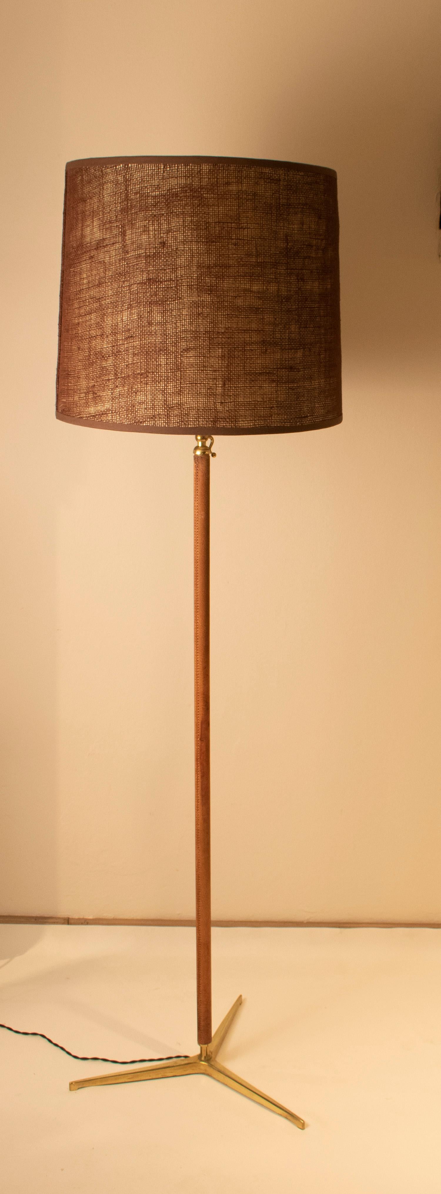 Metà XX secolo Lampada da terra prodotta da Metalarte nello stile di Gino Sarfatti, pelle, ottone in vendita