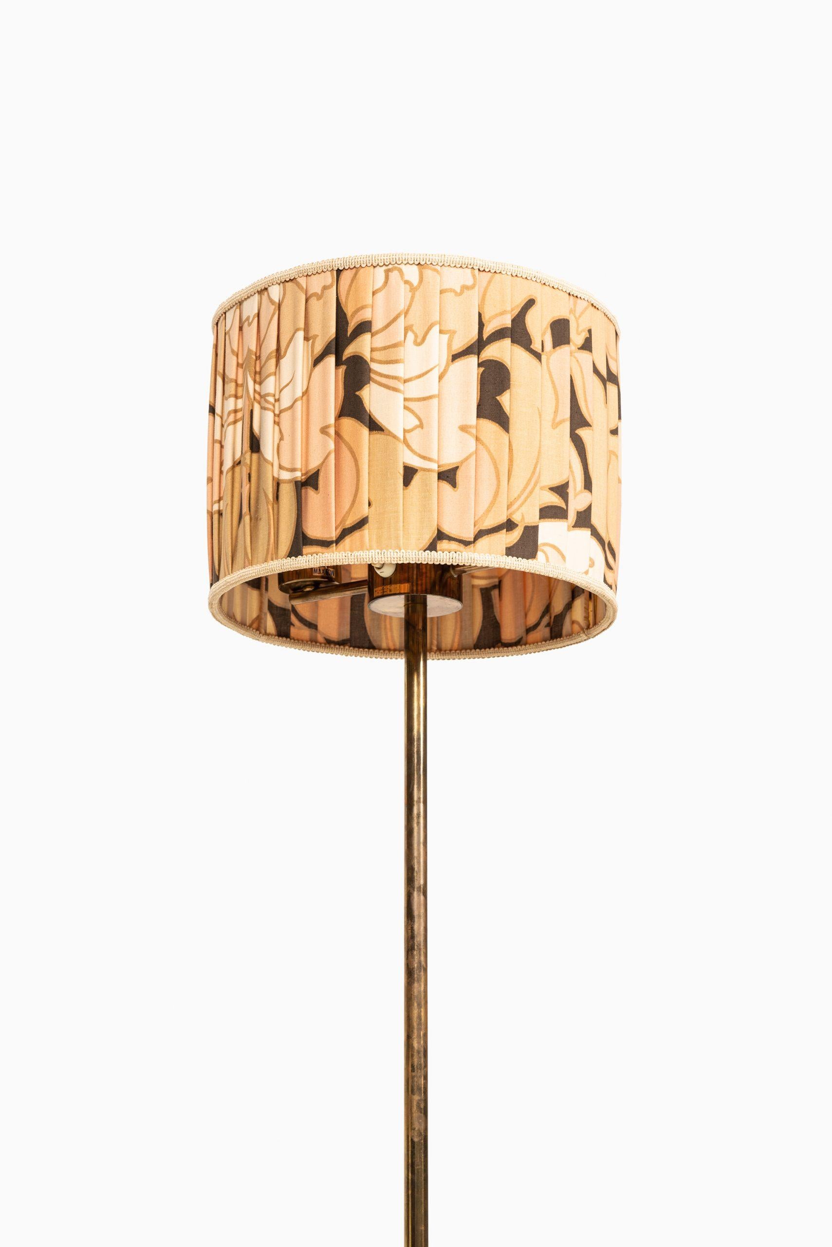 Rare and heavy floor lamp in brass by unknown designer. Produced by Stilarmatur in Tranås, Sweden.