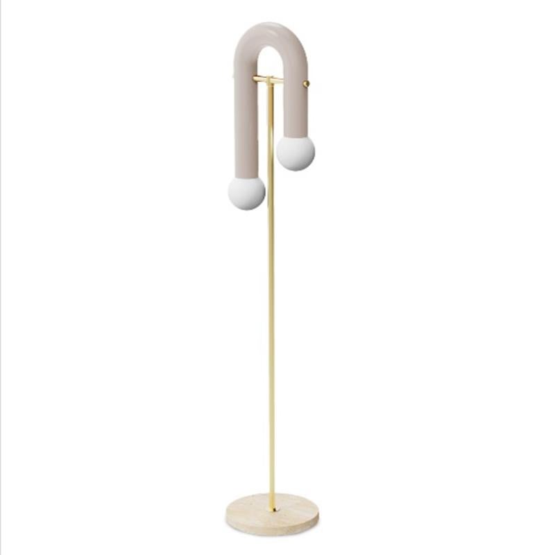 Lámpara de pie Pyppe contemporánea de inspiración Art Déco en latón, salmón y travertino Portugués en venta