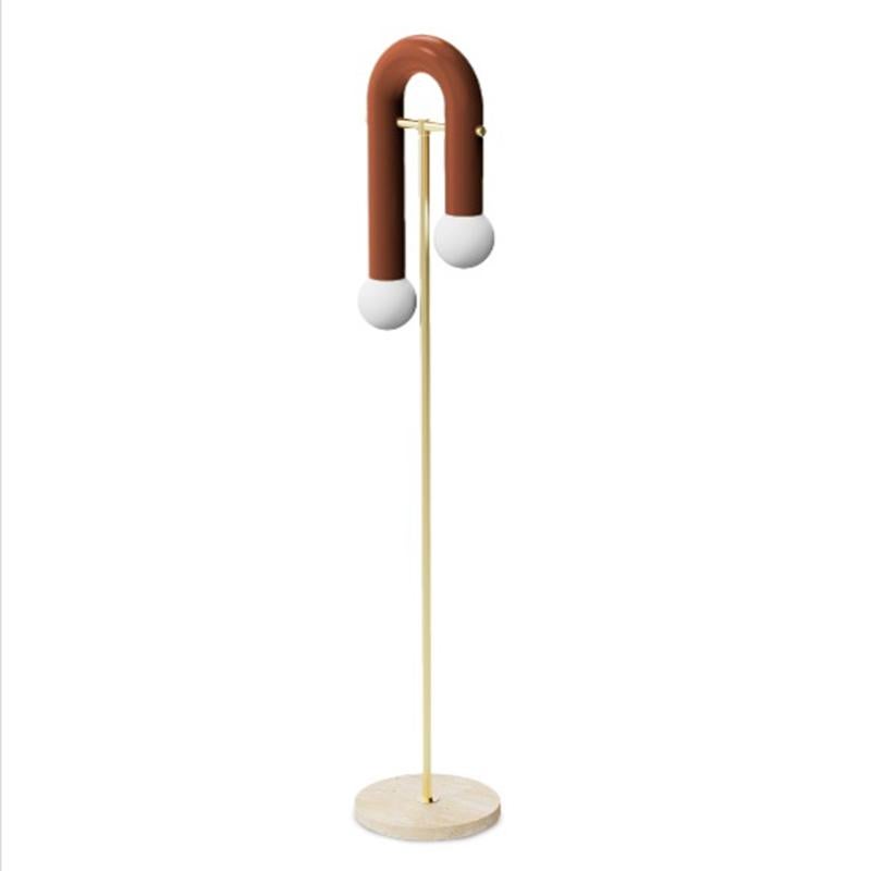 Lámpara de pie Pyppe contemporánea de inspiración Art Déco en latón, salmón y travertino Lacado en venta