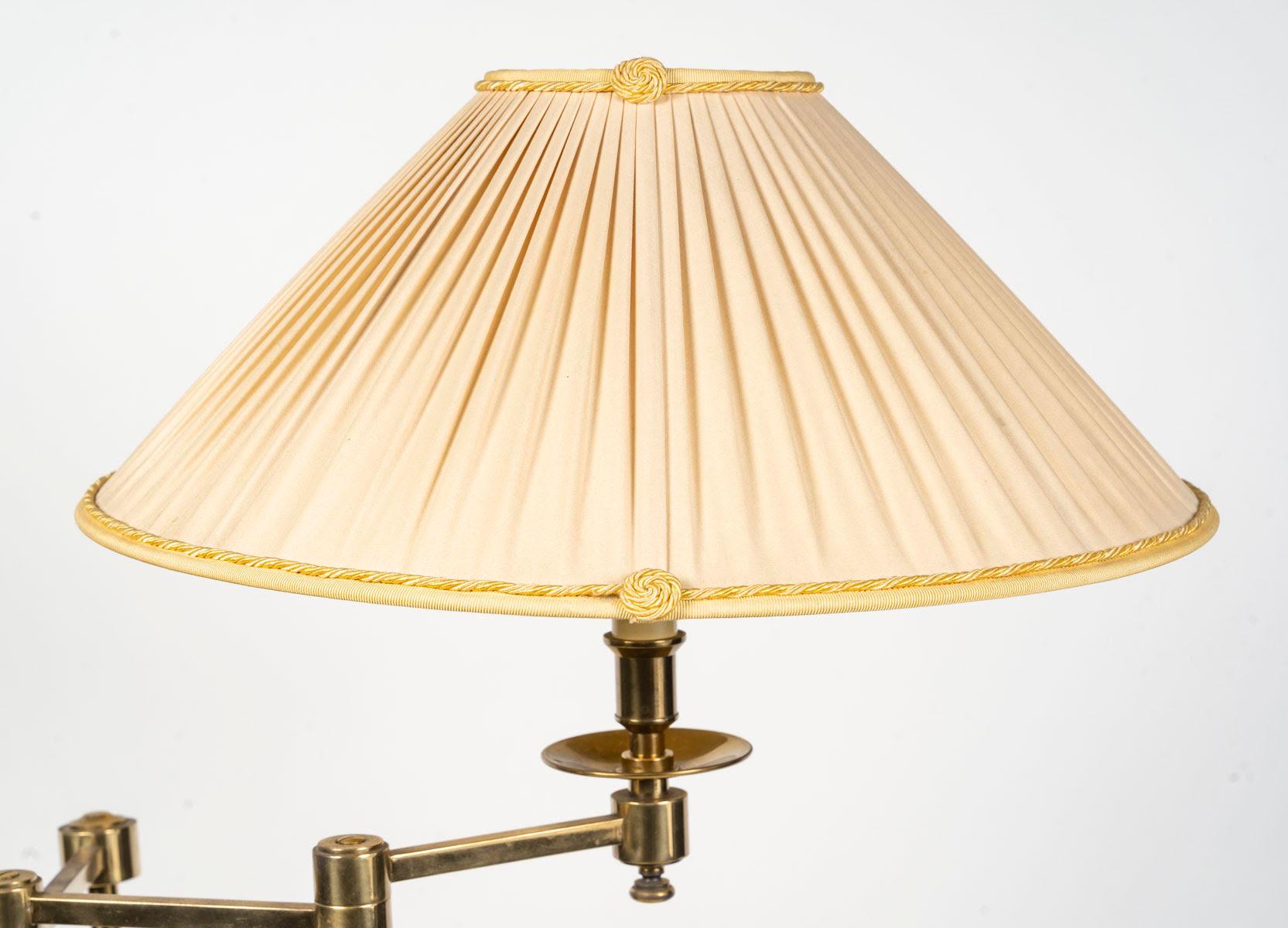 Stehleuchte, Leselicht aus vergoldetem Messing, 1980-1990, hohe handwerkliche Qualität.

Leseleuchte, Stehlampe, aus vergoldetem Messing, 1980-1990, sehr gute Verarbeitungsqualität.
H: 125cm, B: 67cm, T: 43cm