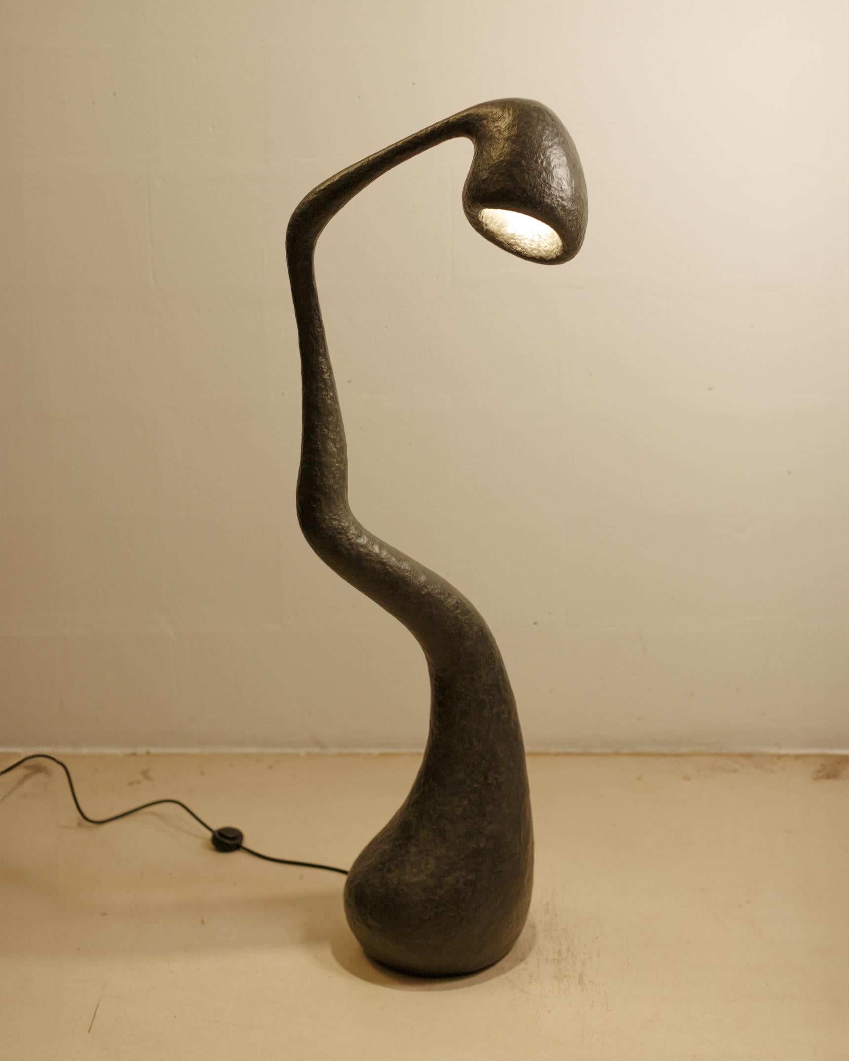 Lampadaire ROSTKI, noir, édition limitée par Pavel Vishnevsky, Organic Bionic Design, papier recyclé, matériaux recyclés

Le lampadaire ROSTKI est un objet d'éclairage sculptural en édition limitée qui allie art et fonctionnalité. Avec un design