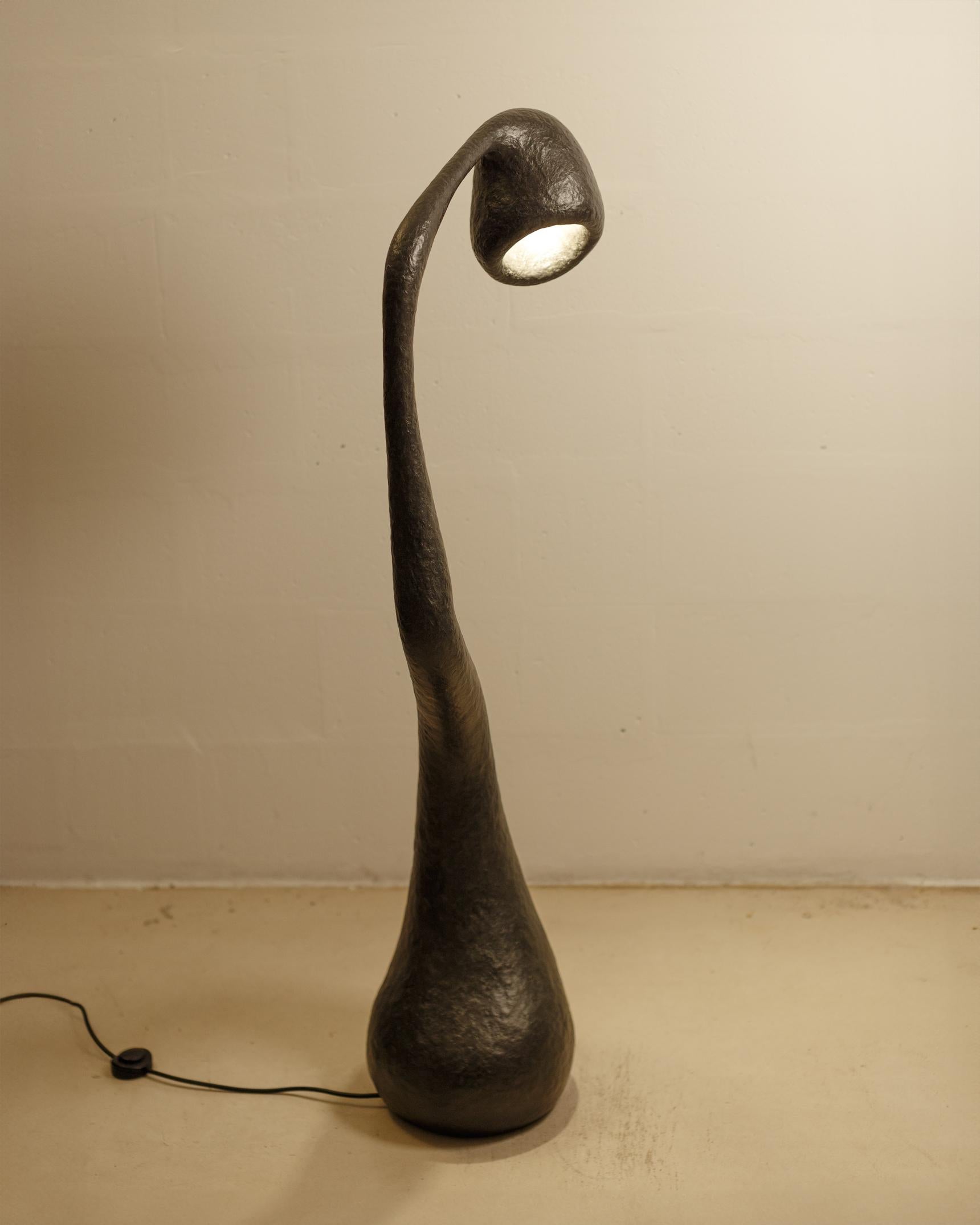 Lampadaire ROSTKI, Noir, Organic Bionic Design, Papier recyclé, Fait main Neuf - En vente à Milano, IT