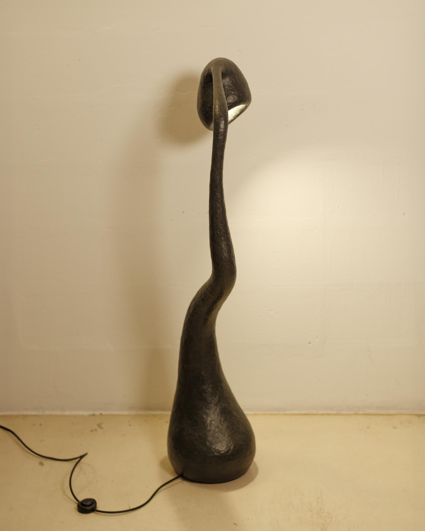 XXIe siècle et contemporain Lampadaire ROSTKI, Noir, Organic Bionic Design, Papier recyclé, Fait main en vente