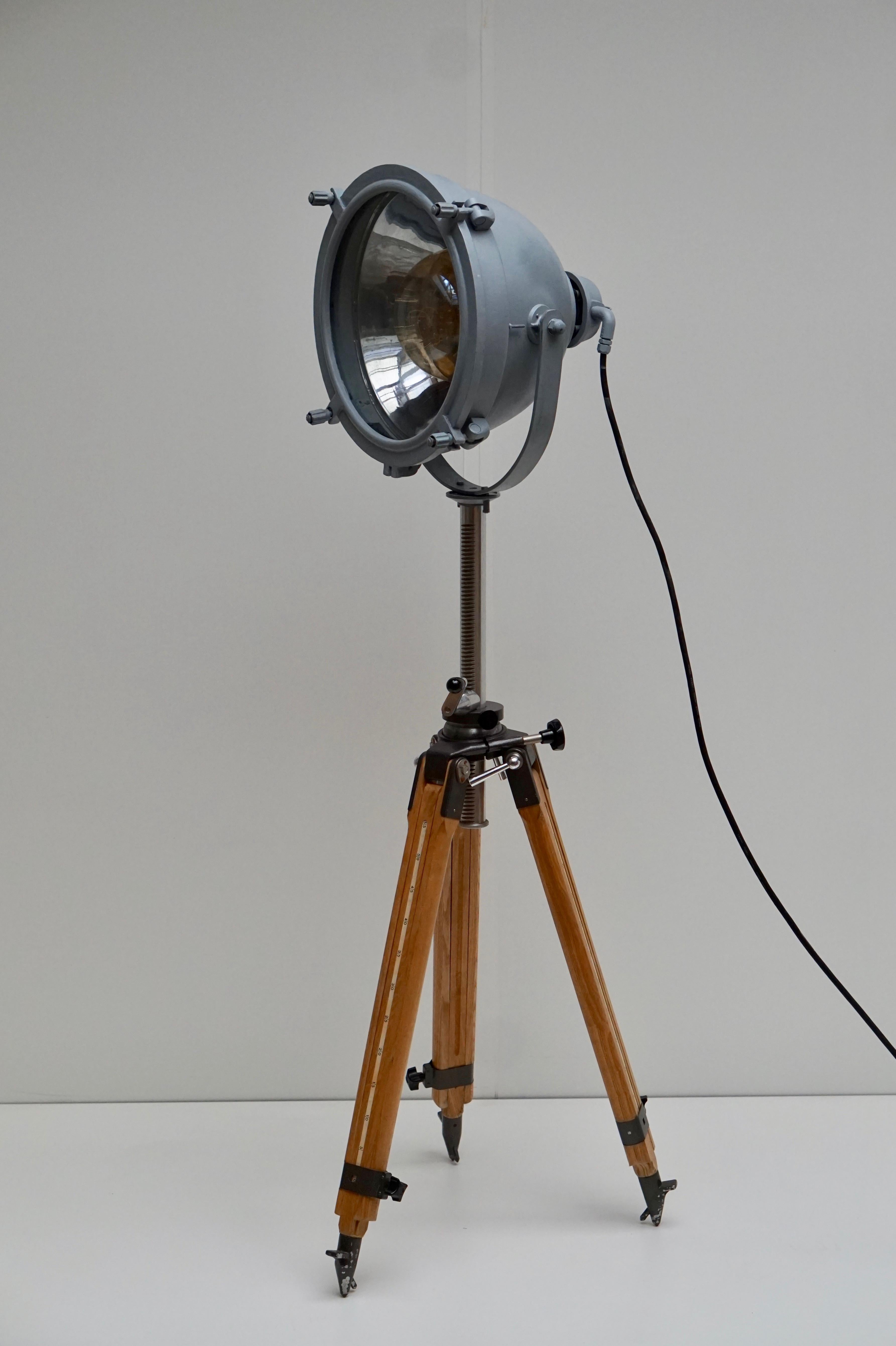 Floor Lamp Searchlight Spot Light, on Wooden Tripod, Francis, circa 1950 For Sale 3