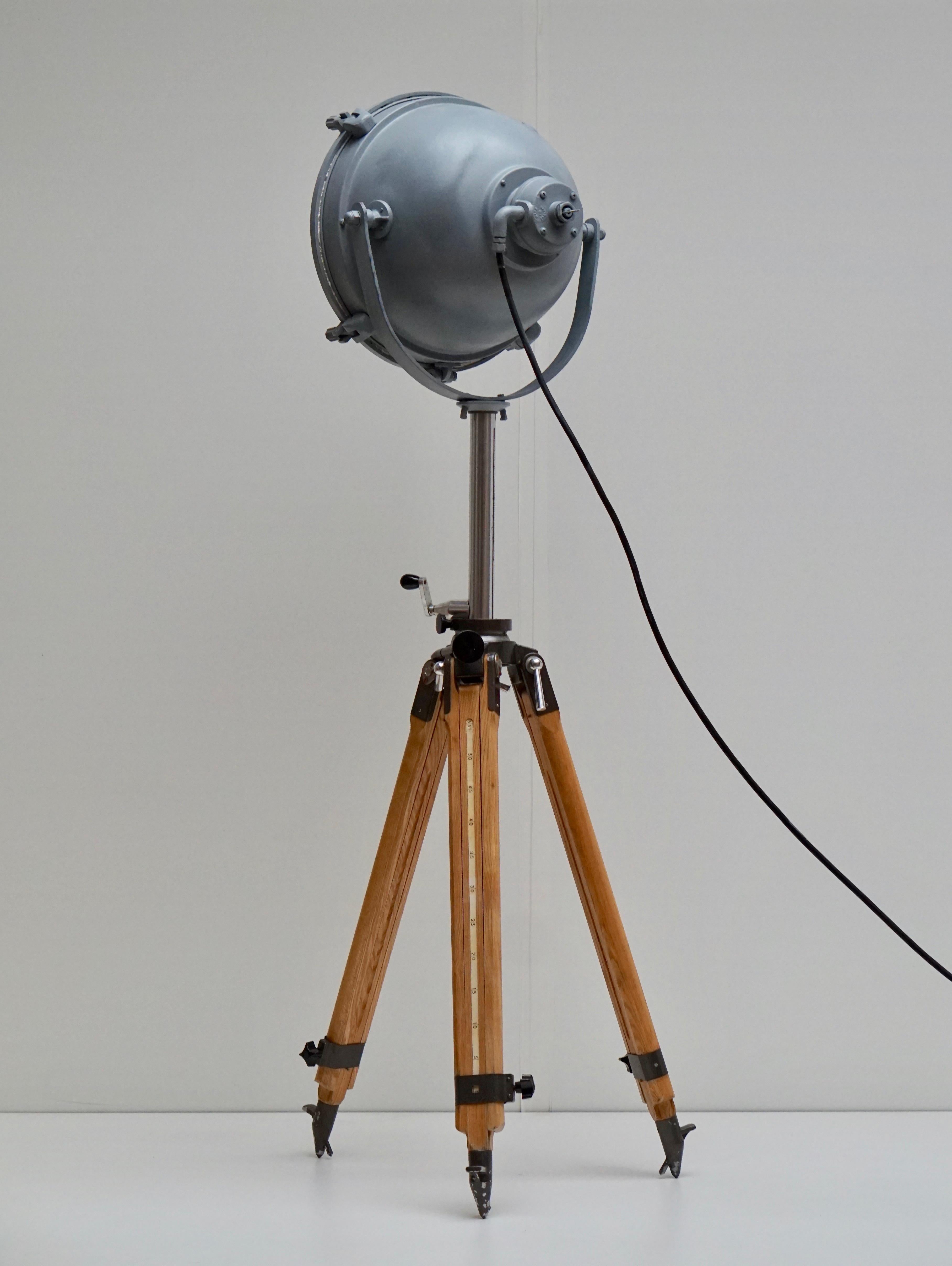 Floor Lamp Searchlight Spot Light, on Wooden Tripod, Francis, circa 1950 For Sale 5