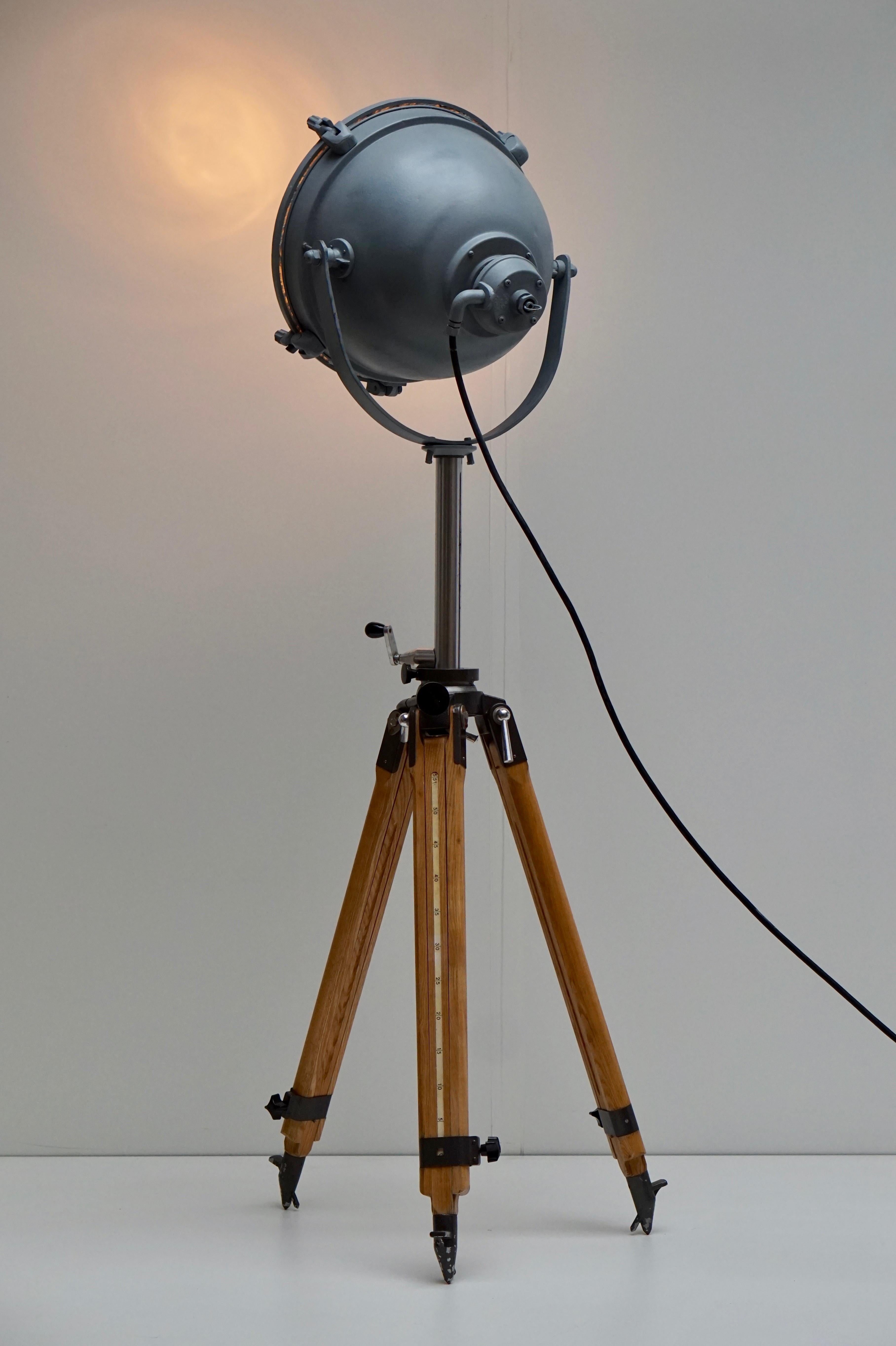 Floor Lamp Searchlight Spot Light, on Wooden Tripod, Francis, circa 1950 For Sale 6