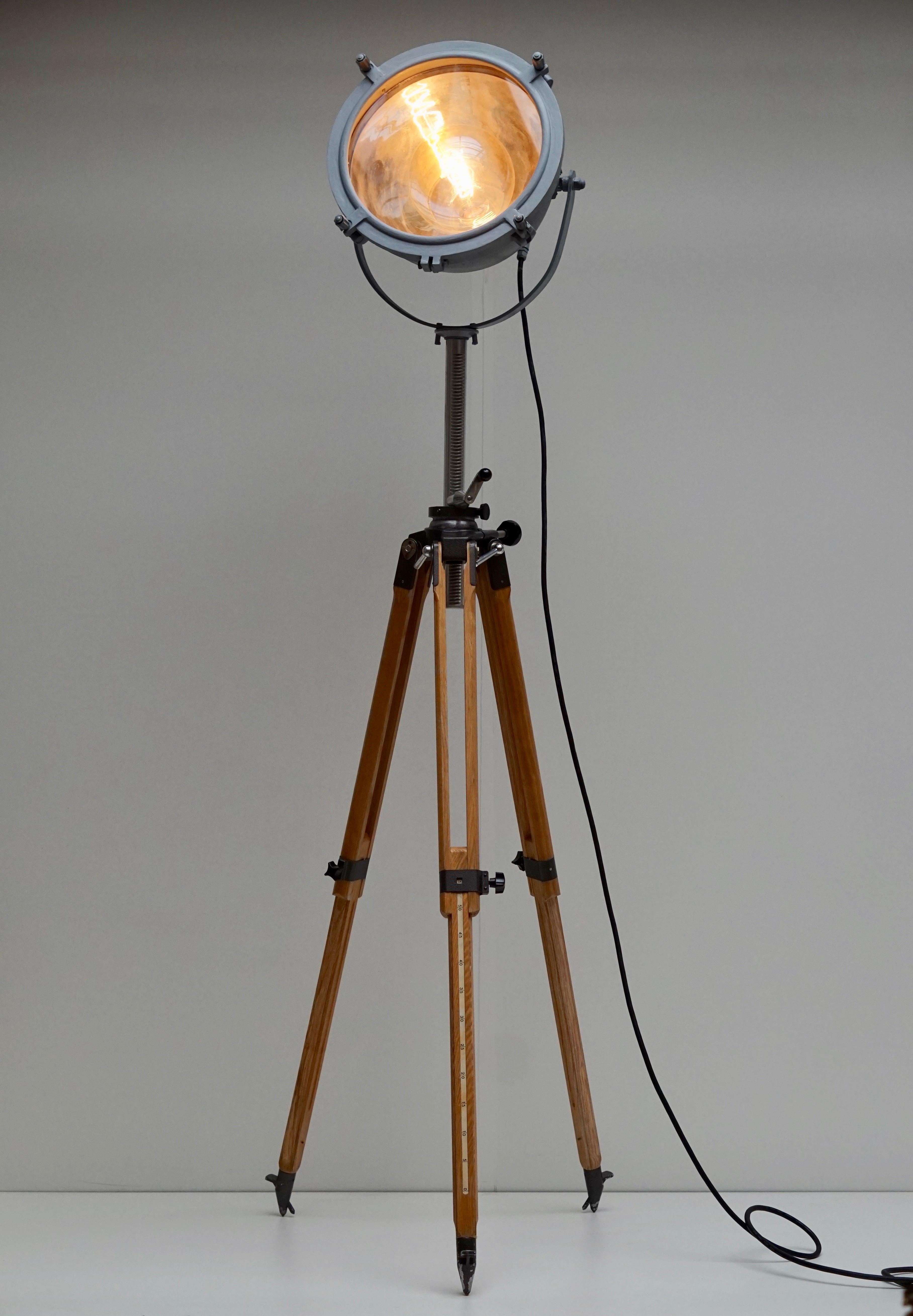 Lampadaire en forme de lampadaire, sur trépied en bois, Francis, vers 1950 Bon état - En vente à Antwerp, BE