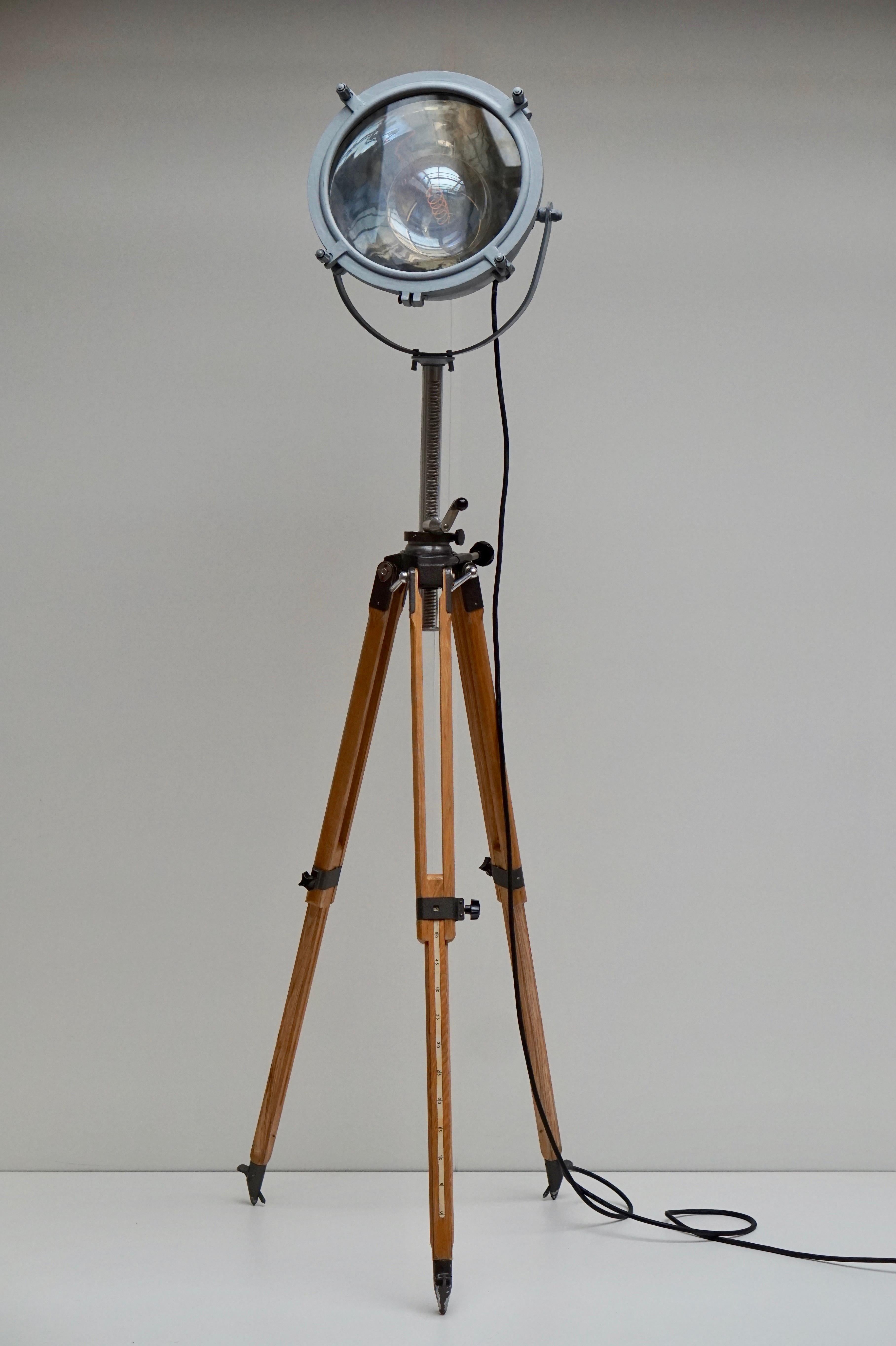 Mid-Century Modern Floor Lamp Searchlight Spot Light, on Wooden Tripod, Francis, circa 1950 For Sale