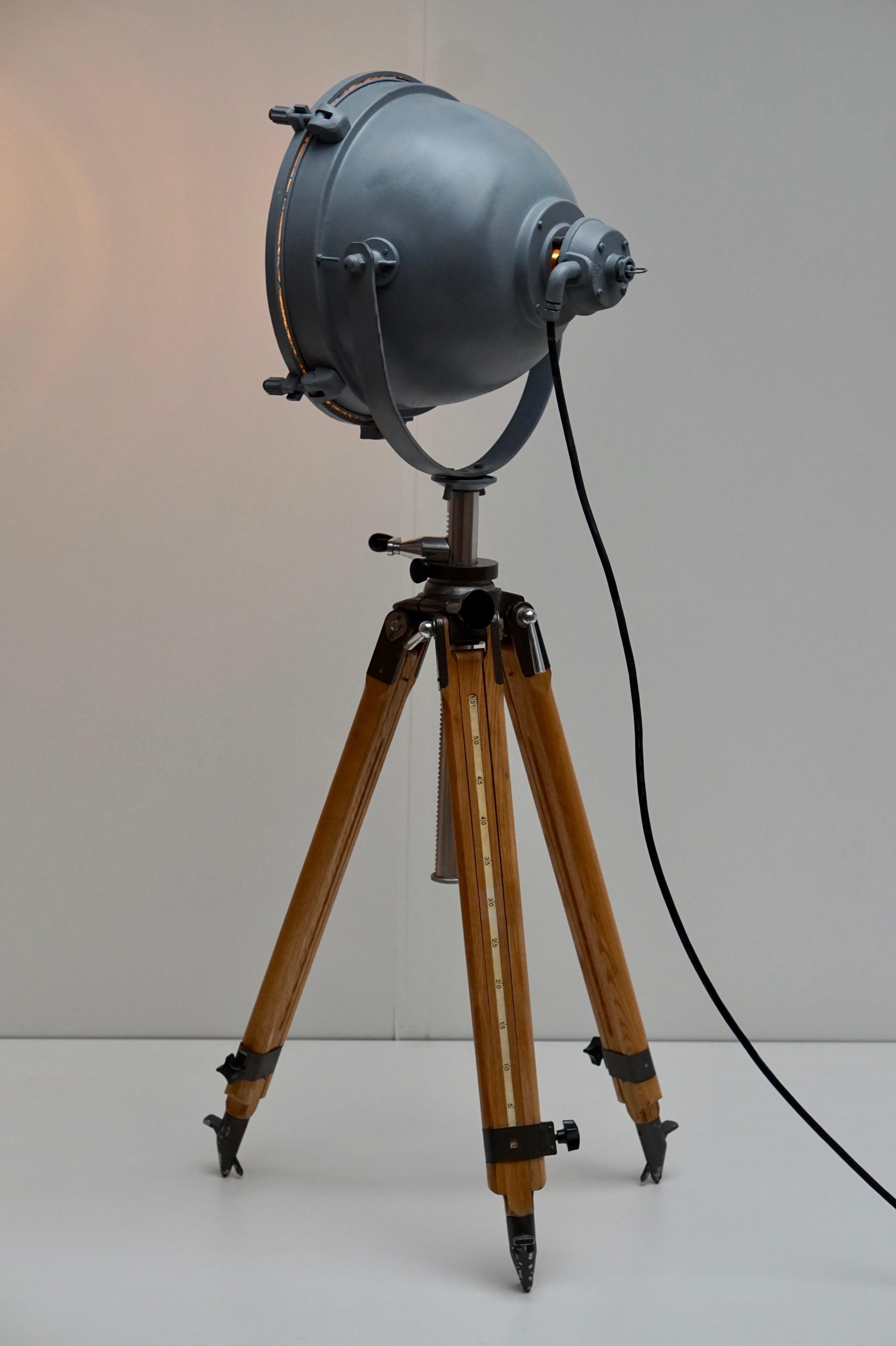 Métal Lampadaire en forme de lampadaire, sur trépied en bois, Francis, vers 1950 en vente