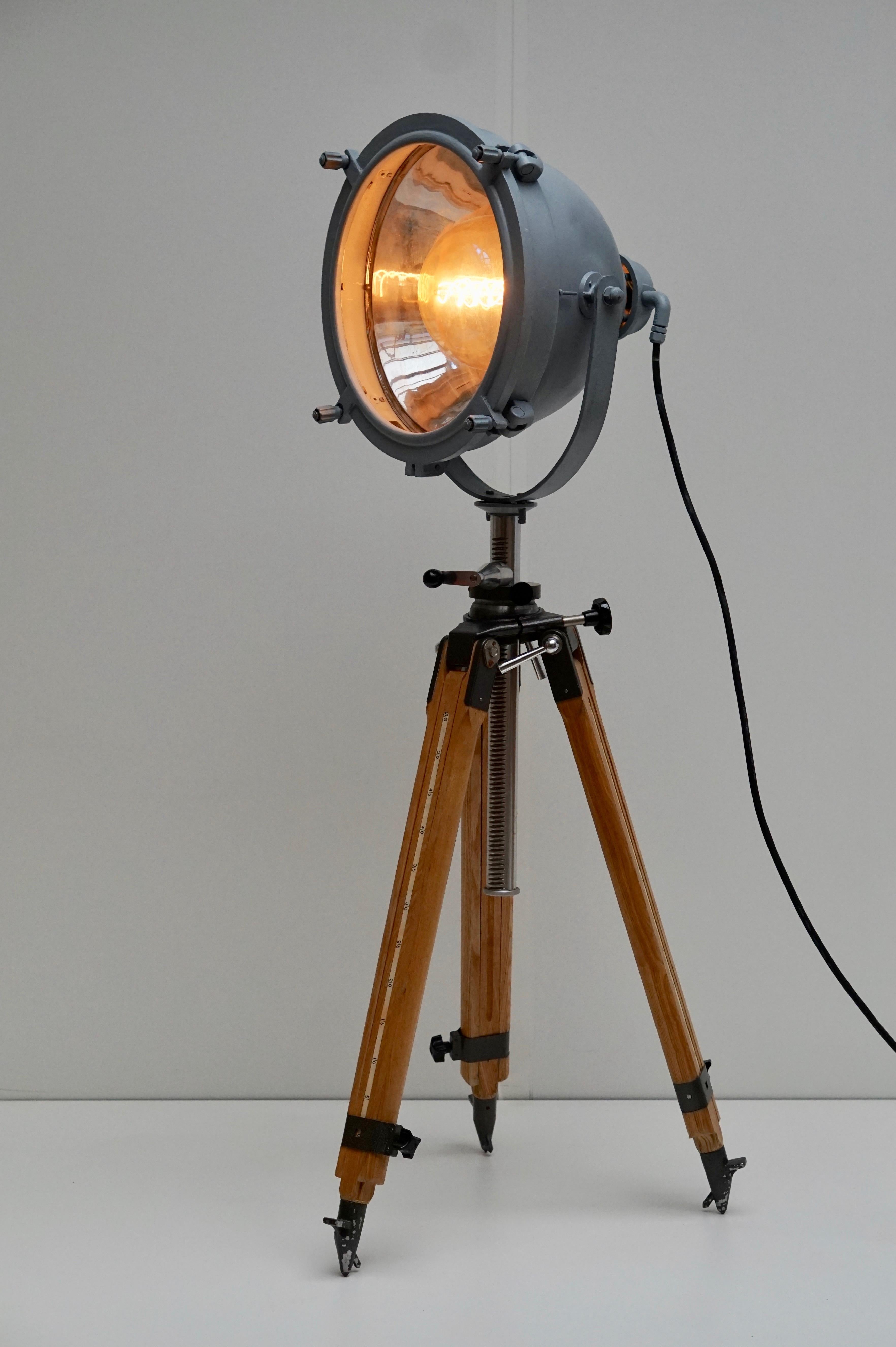 Floor Lamp Searchlight Spot Light, on Wooden Tripod, Francis, circa 1950 In Good Condition For Sale In Antwerp, BE