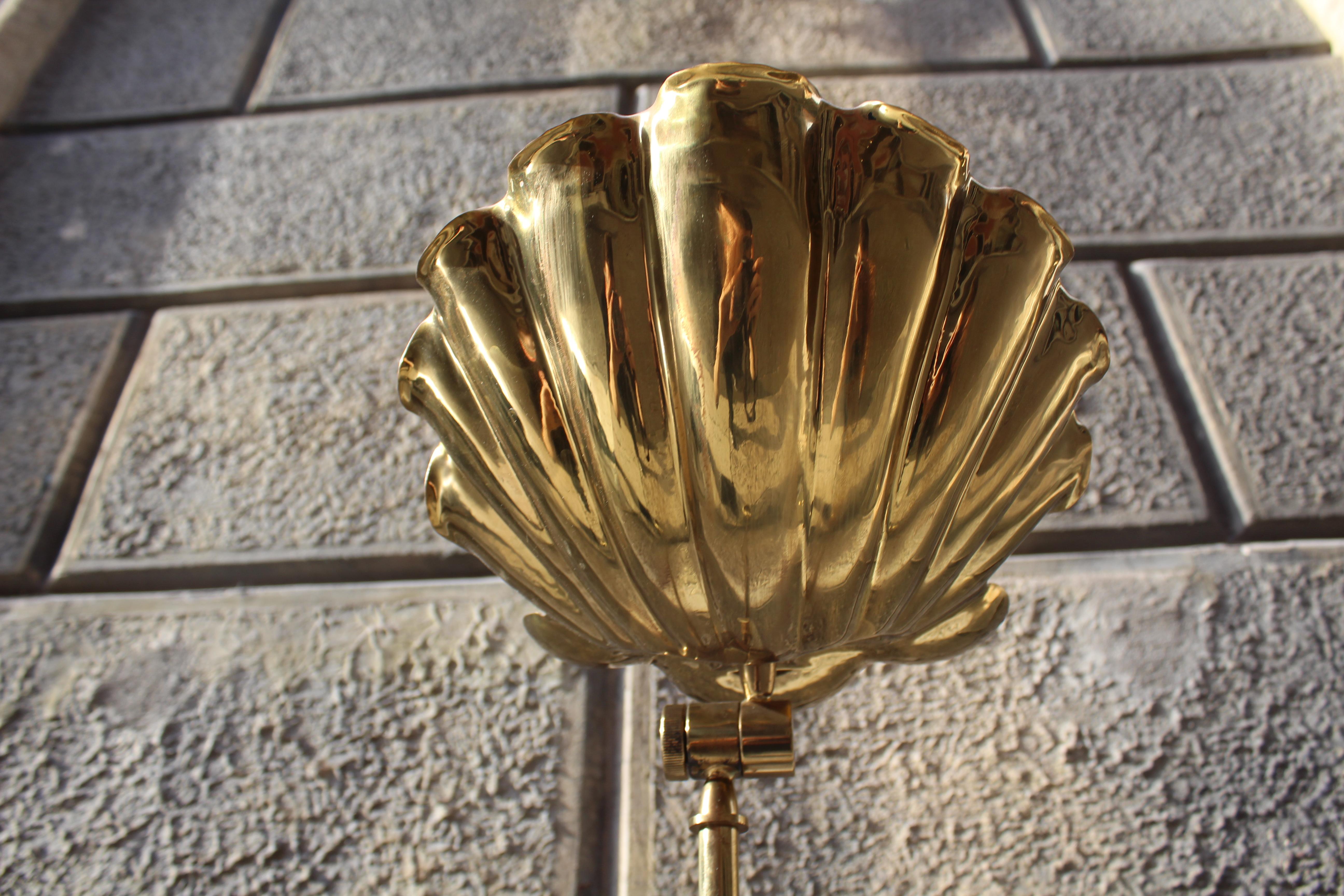 Floor Lamp, Shell Shape, Brass Body, 1970s For Sale 1