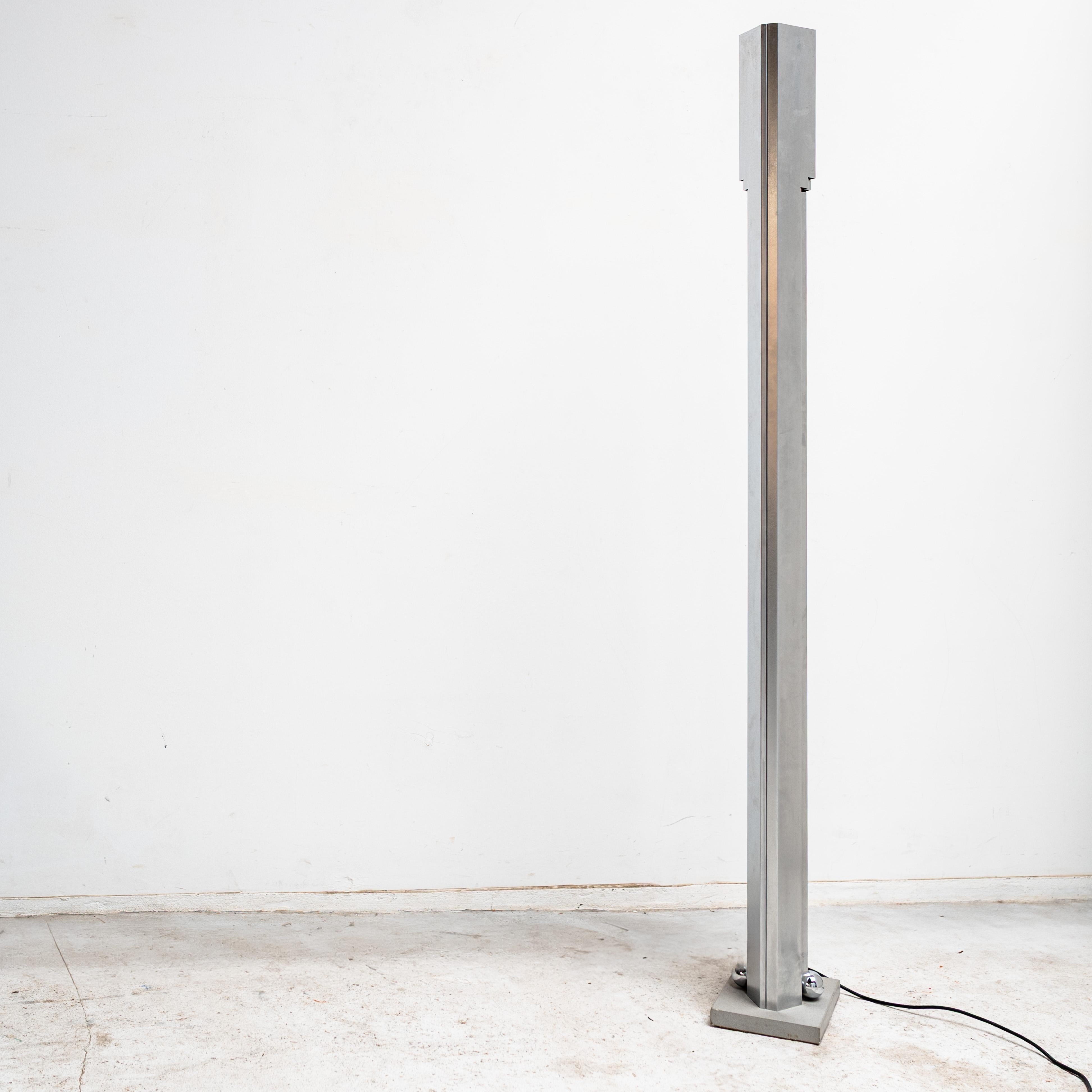 Una llamativa lámpara de pie modelo Totem, diseñada por Kazuhide Takahama para Sirrah.

Esta pieza encarna el minimalismo arquitectónico característico de Takahama, con su forma monolítica vertical elaborada en acero cepillado. La lámpara proyecta