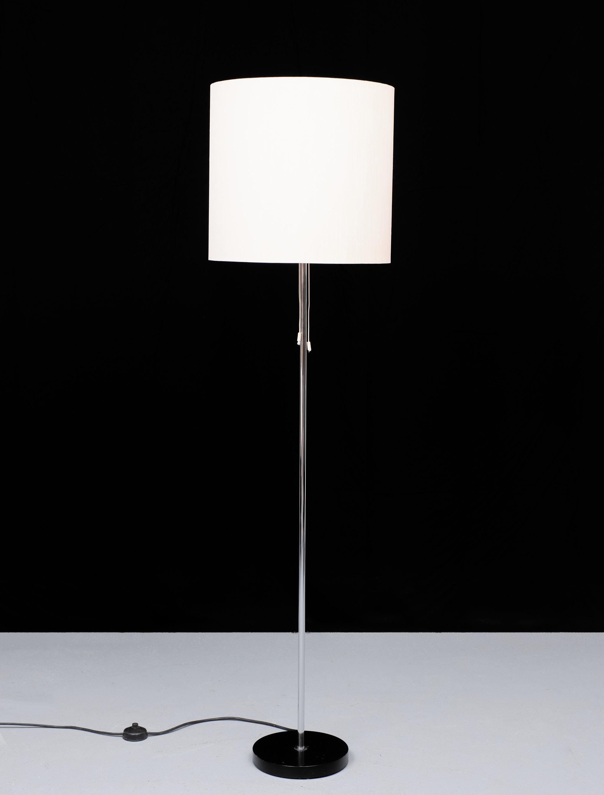 Very nice floor lamp .Three large E27 bulbs needed .Pull down switch .
Beautiful shade .  Very good condition . Staff Leuchten 1970s  Germany . 

 Please don't hesitate to reach out for alternative shipping quotes