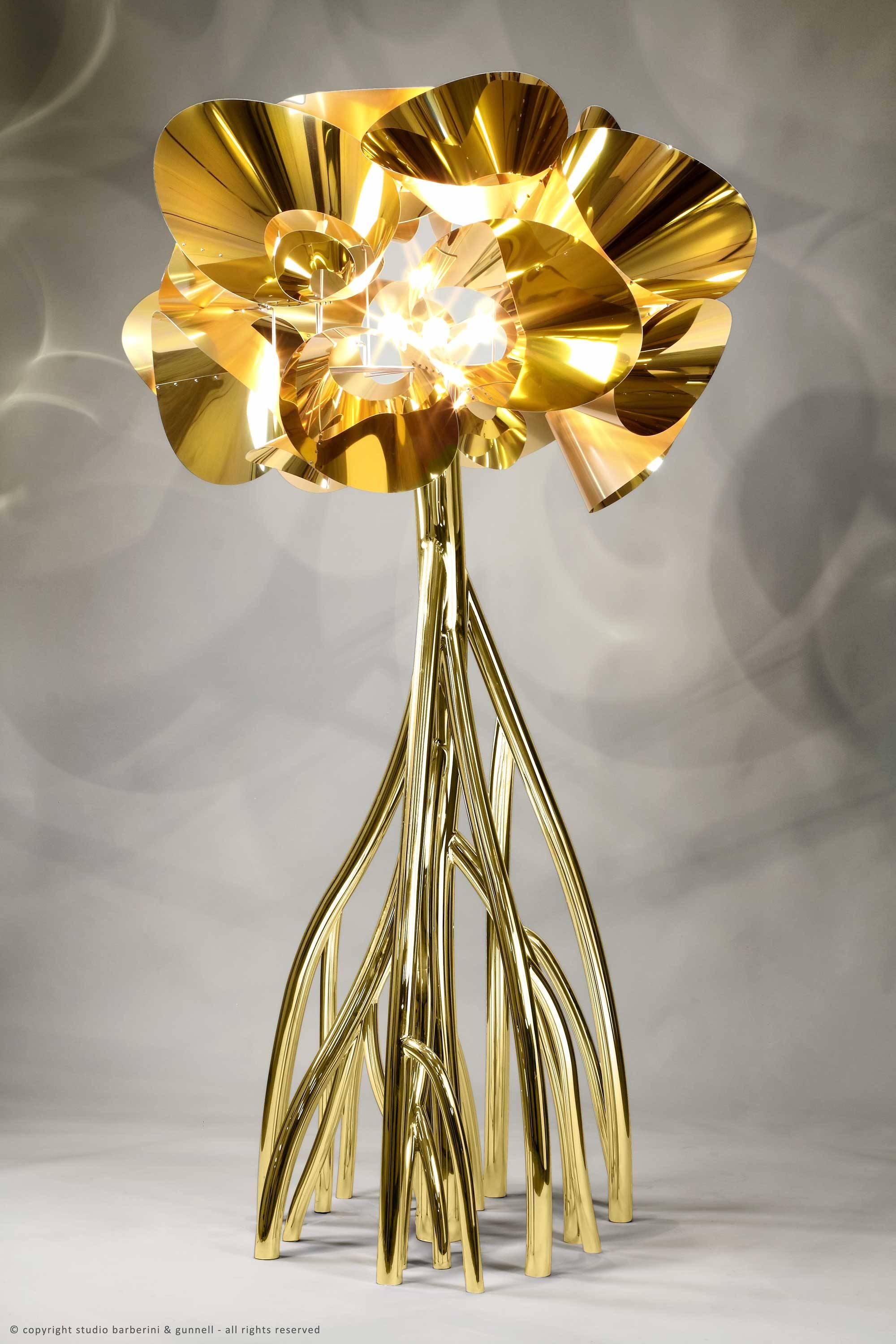 Stehleuchte Dekorative Große Skulptur Goldener Spiegel Stahl Gold Lampenschirm Italien (Moderne) im Angebot