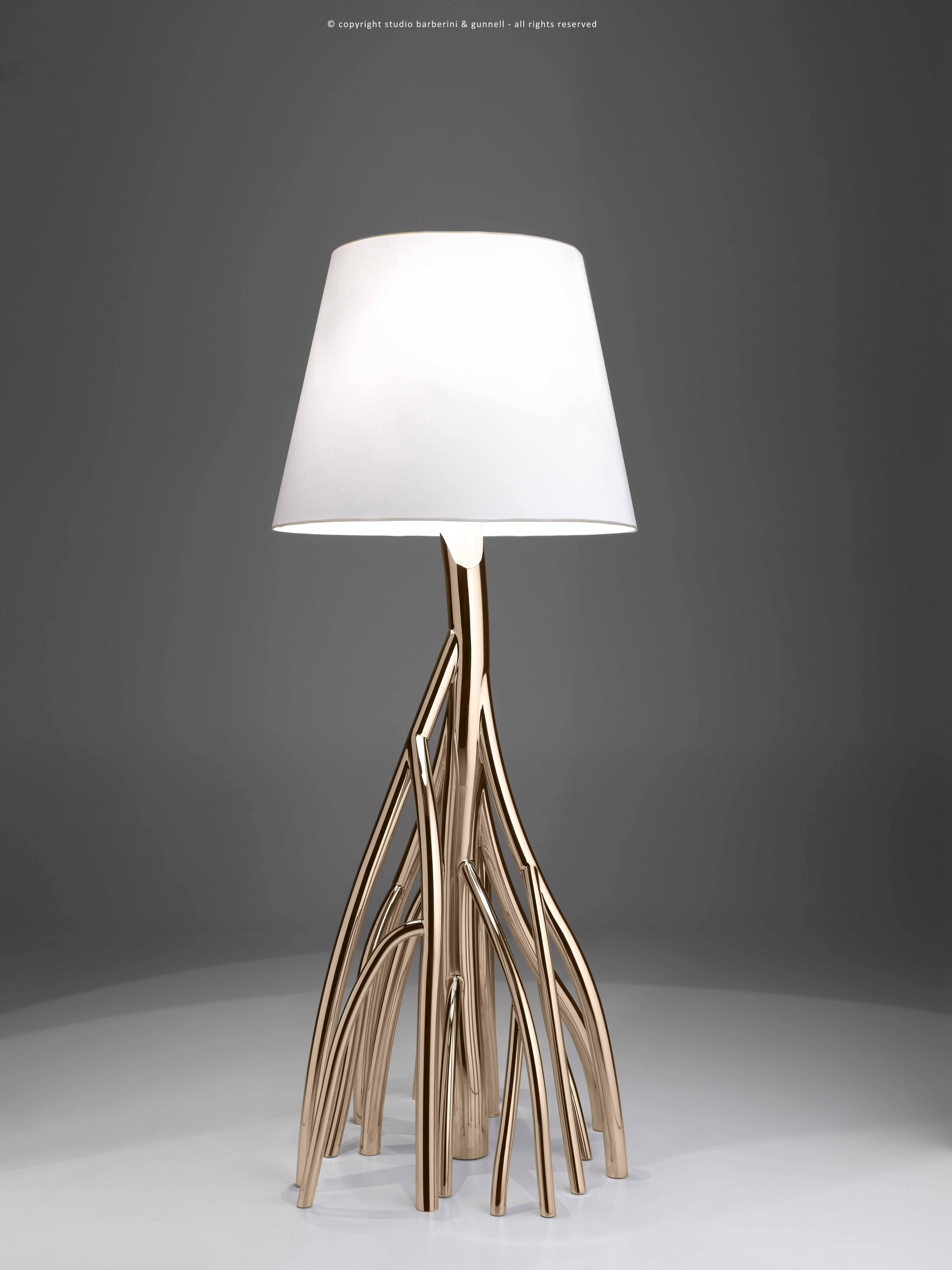 Stehlampe Skulptur Spiegel Stahl Weiß Leinen Lampenschirm Collectible Design Italien (21. Jahrhundert und zeitgenössisch) im Angebot