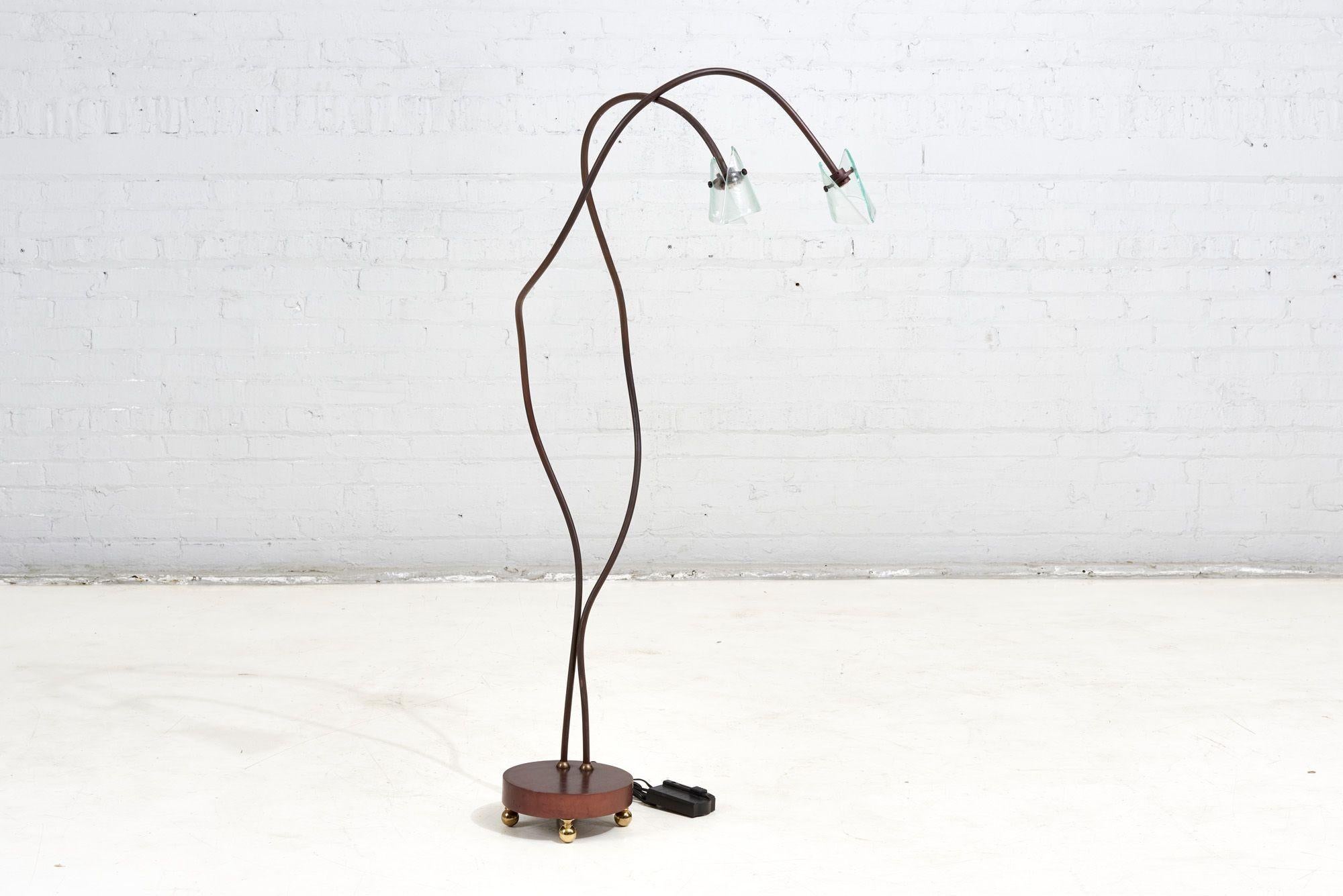 Stehleuchte Stil von Ron Arad, Italien. Die Lampe ist absolut wunderschön und steht auf einem Holzsockel mit Messingkugelfüßen.
Maße: 4' 3,5