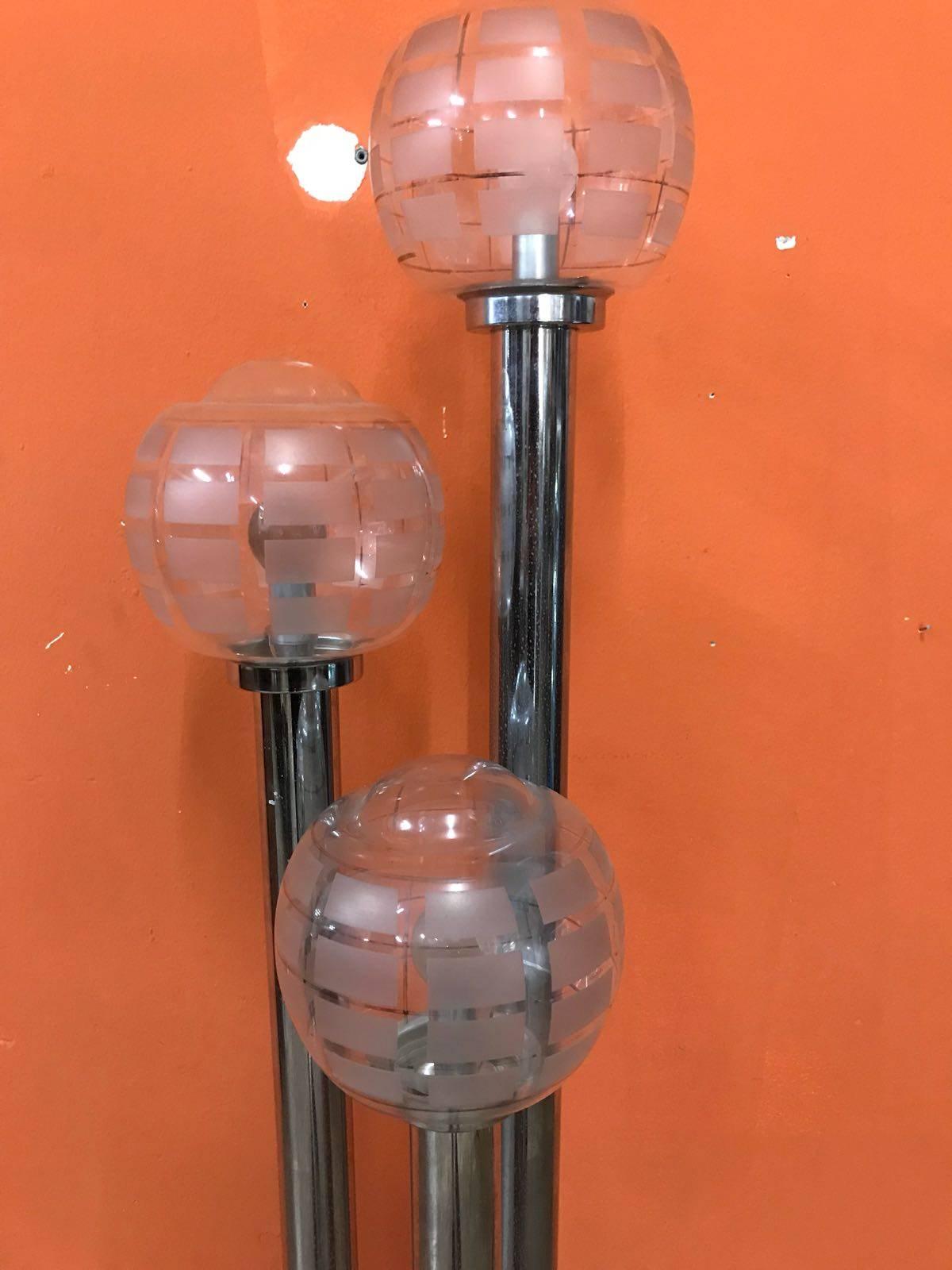 Floor lamp with three chrome-plated stems and a glass sphere lamp holder. Cylindrical stems with increasing height in chromed metal.