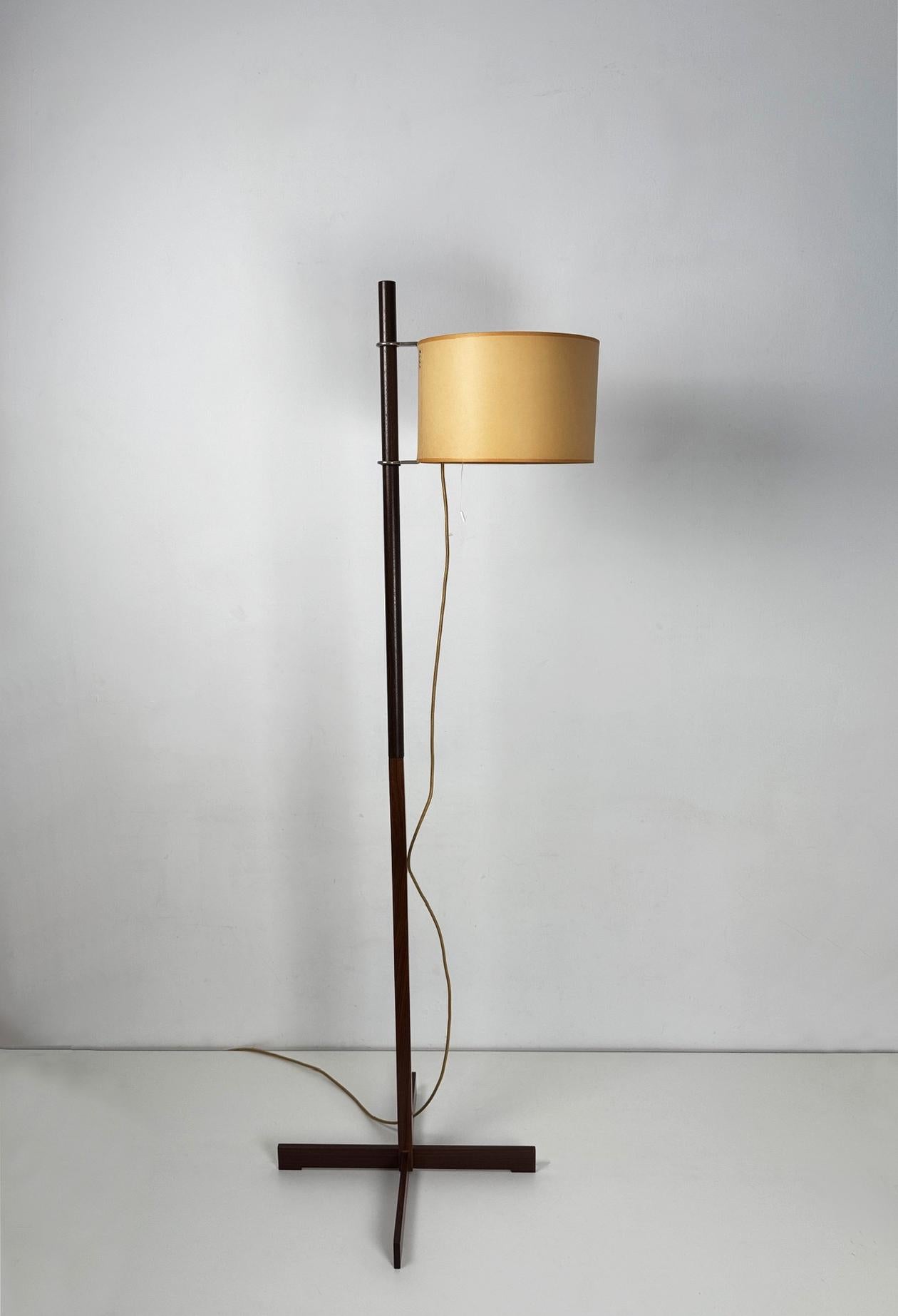 TMM Stehleuchte von Miguel Milà für Santa & Cole, 1980er Jahre Spanien

Die TMM-Stehleuchte, eine Ikone des modernen spanischen Designs, wurde vom berühmten Designer Miguel Milà entworfen und in den 1980er Jahren von Santa & Cole hergestellt. Dieses