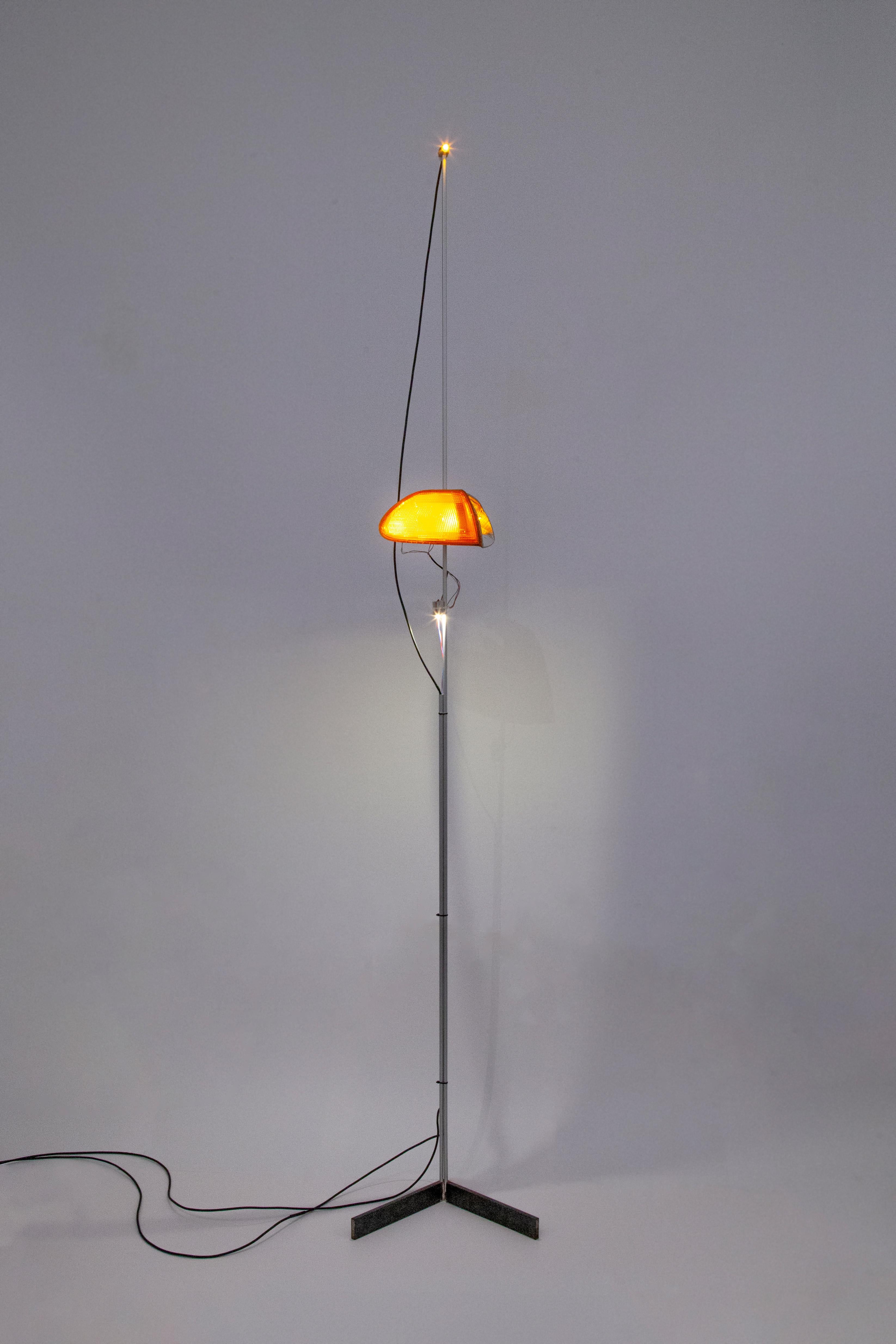Questa collezione è la continuazione della lampada Clio R5. Un progetto con l'intento di dare un altro senso al riciclo. In particolare i componenti luminosi provenienti da veicoli di seconda mano, dove possiamo trovare infinite possibilità per