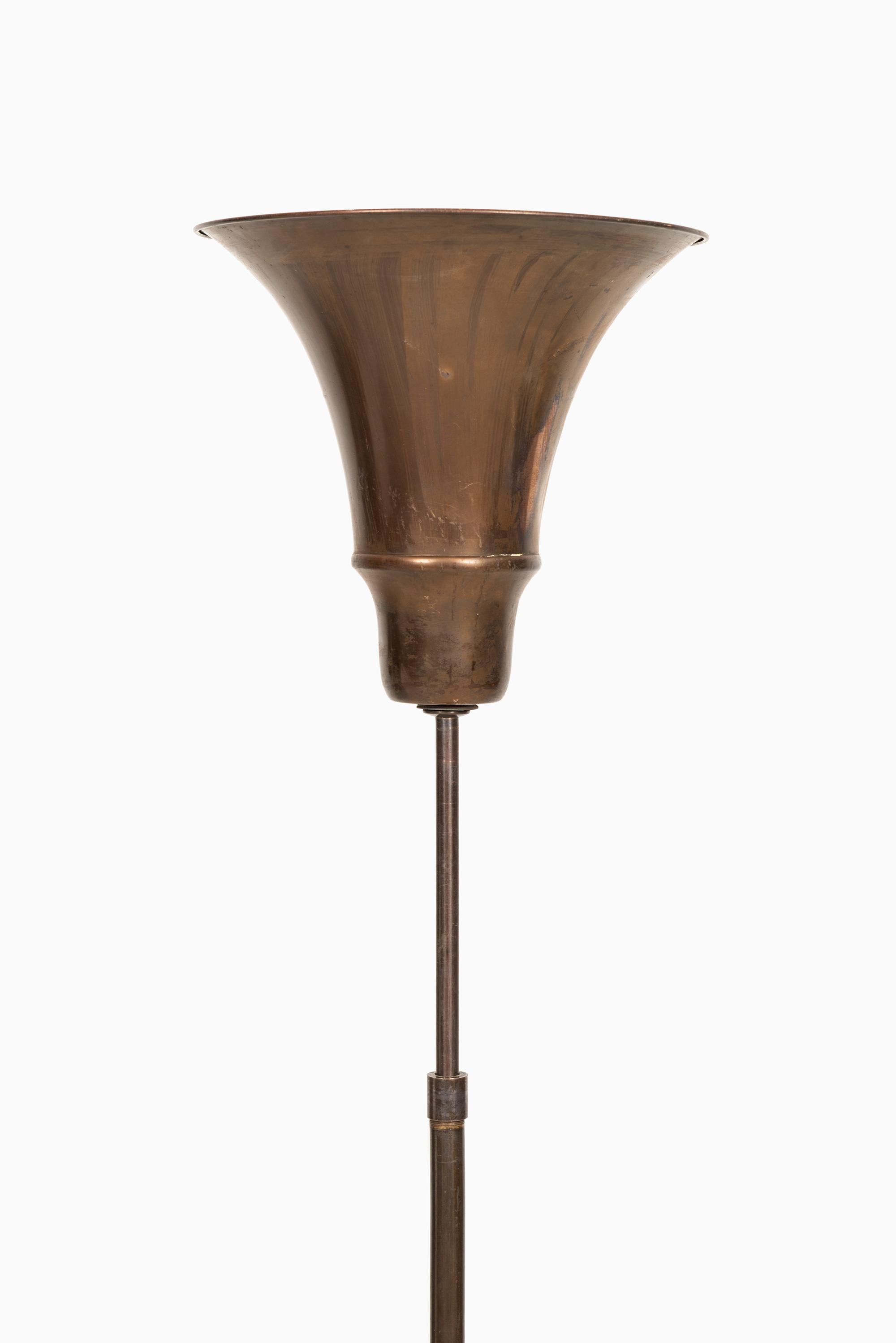 Rare “The Bridge Lamp” height adjustable floor lamp / uplight. Produced by Louis Poulsen in Denmark.
Measure: Height: 140-210 cm.