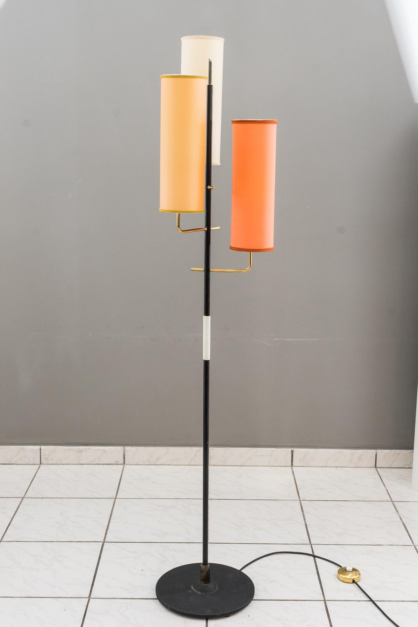 J. T. Kalmar floor lamp Vienna circa 1950s with original shades In Good Condition For Sale In Wien, AT