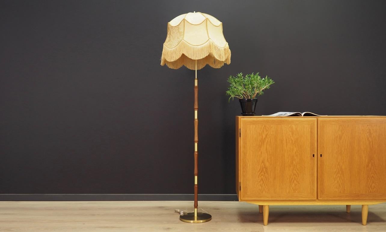 Fantastic floor lamp from the 1960-1970. Leg made of rosewood. Maintained in good condition - directly for use

Dimensions: height 160 cm, diameter 52 cm.