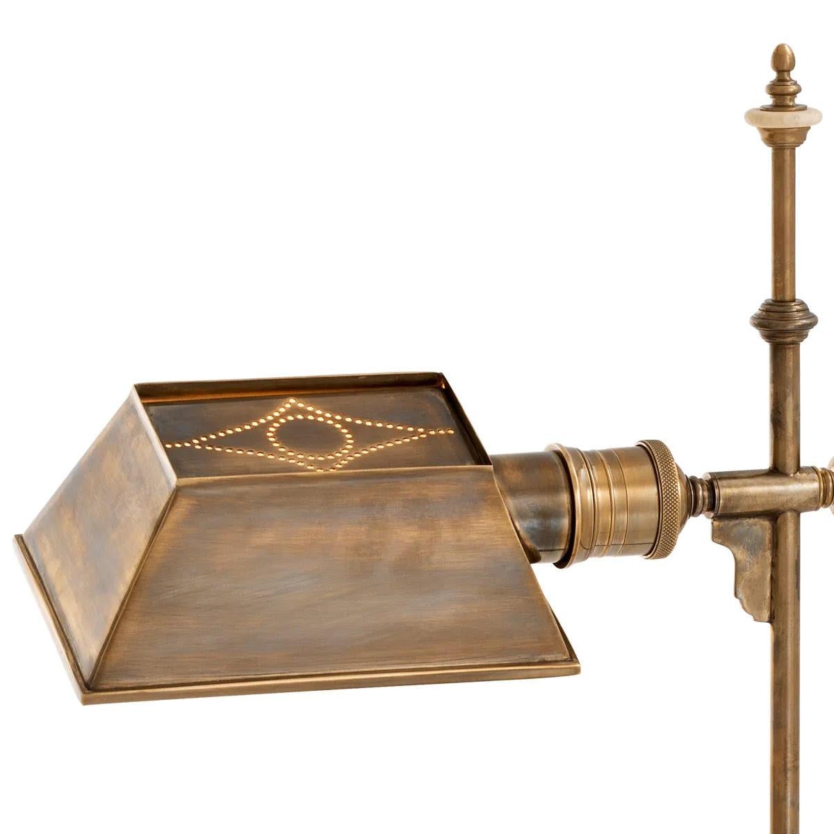 Stehlampe, Vintage-Messing-Finish im industriellen Stil. (Moderne) im Angebot