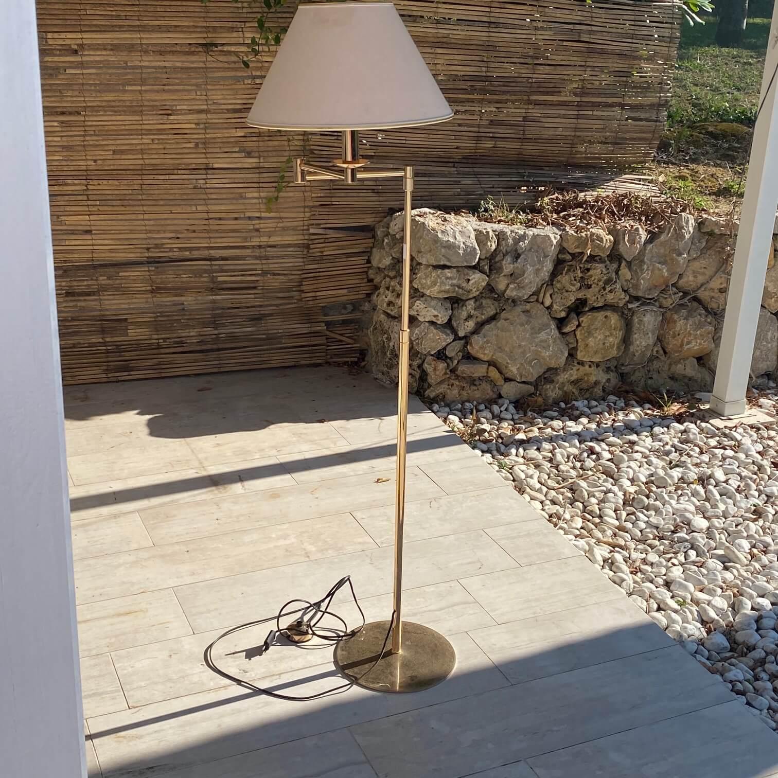 This floor lamp can have his size adjusted in two different ways. First vertically: His size varies between 148cm to 170cm thanks to his extensive stem. Then horizontally, with his articulated; two parts arm, that would give a maximum large size at