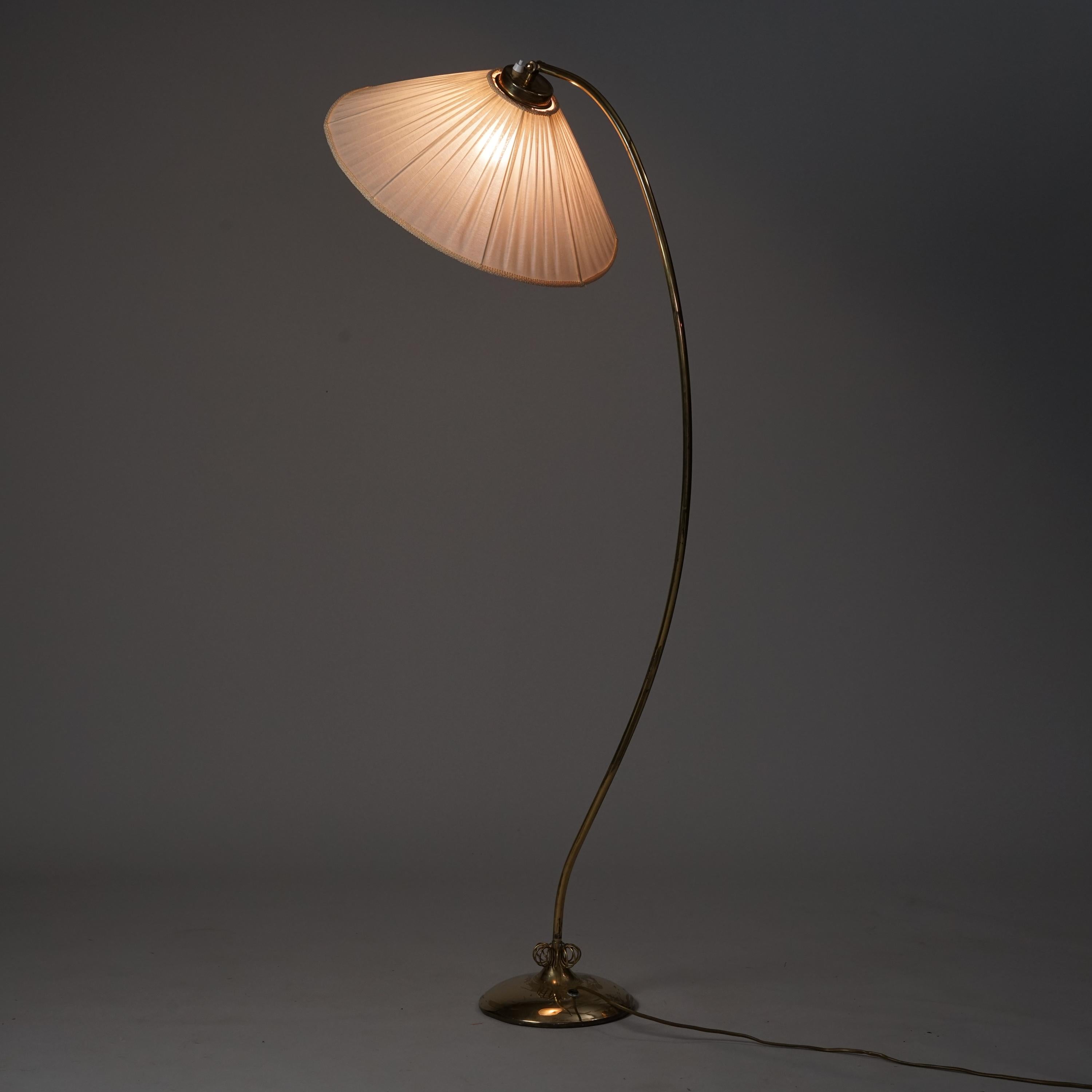 Floor Lamp, manufactured by V.Soini Oy, Finland, 1950s. Brass with silk lamp shade. Classic style Scandinavian Modern floor lamp. Good vintage condition, minor patina consistent with age and use. 



