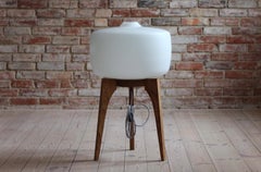 Lampada da terra, paralume in vetro bianco, base in legno, A Space Age, Midcentury, anni '60