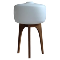 Lampadaire, abat-jour en verre blanc, base en bois, ère spatiale, milieu du siècle, années 1960