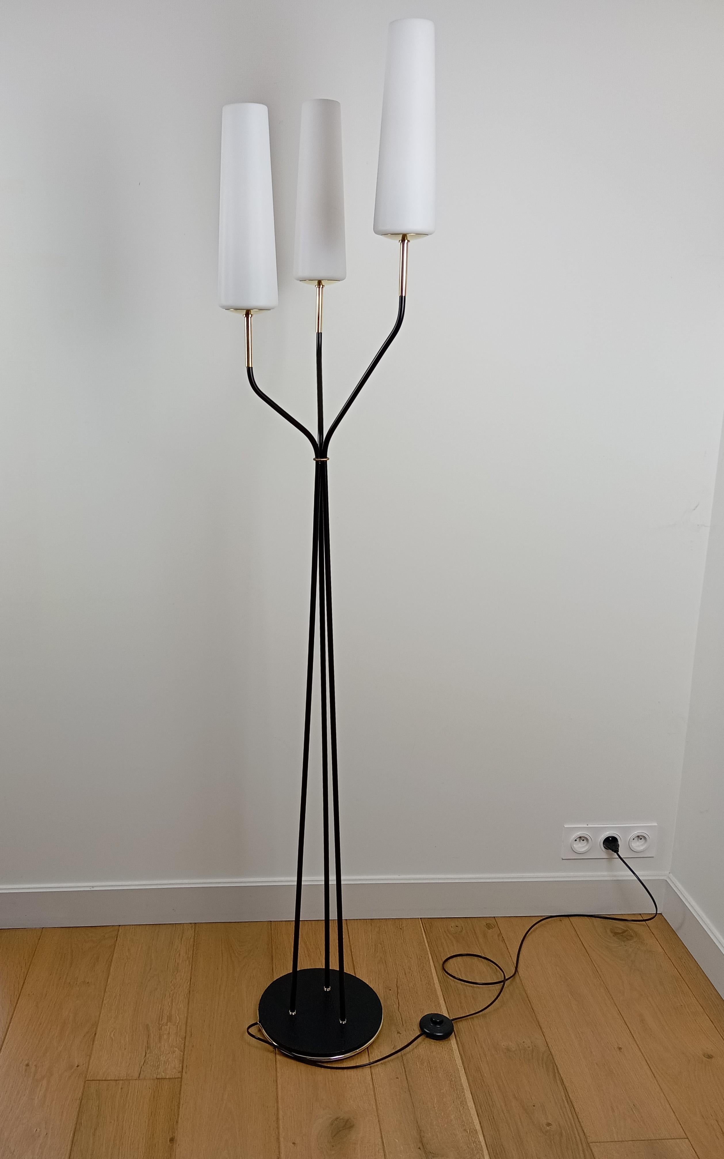 Floor lamp with 3 light arms, Maison Lunel circa 1950 In Excellent Condition For Sale In Saint-Ouen, FR