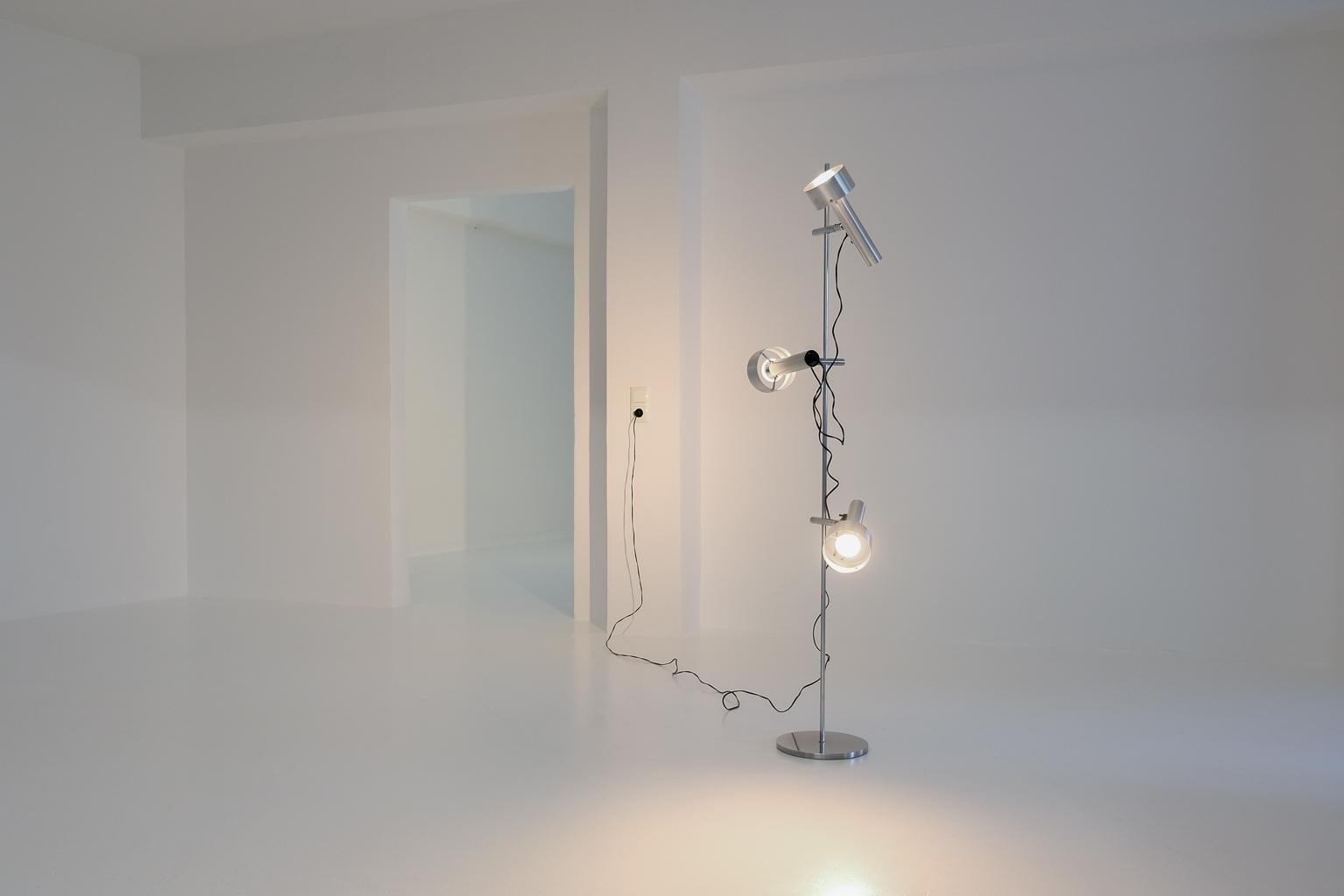 360 degrees possible.

the floor lamp 18090 by edi franz for swiss lamps international zurich, designed in 1956, stands out due to its rather unusual construction: the 3 spotlights are each connected to the next spotlight with a plug. this makes the