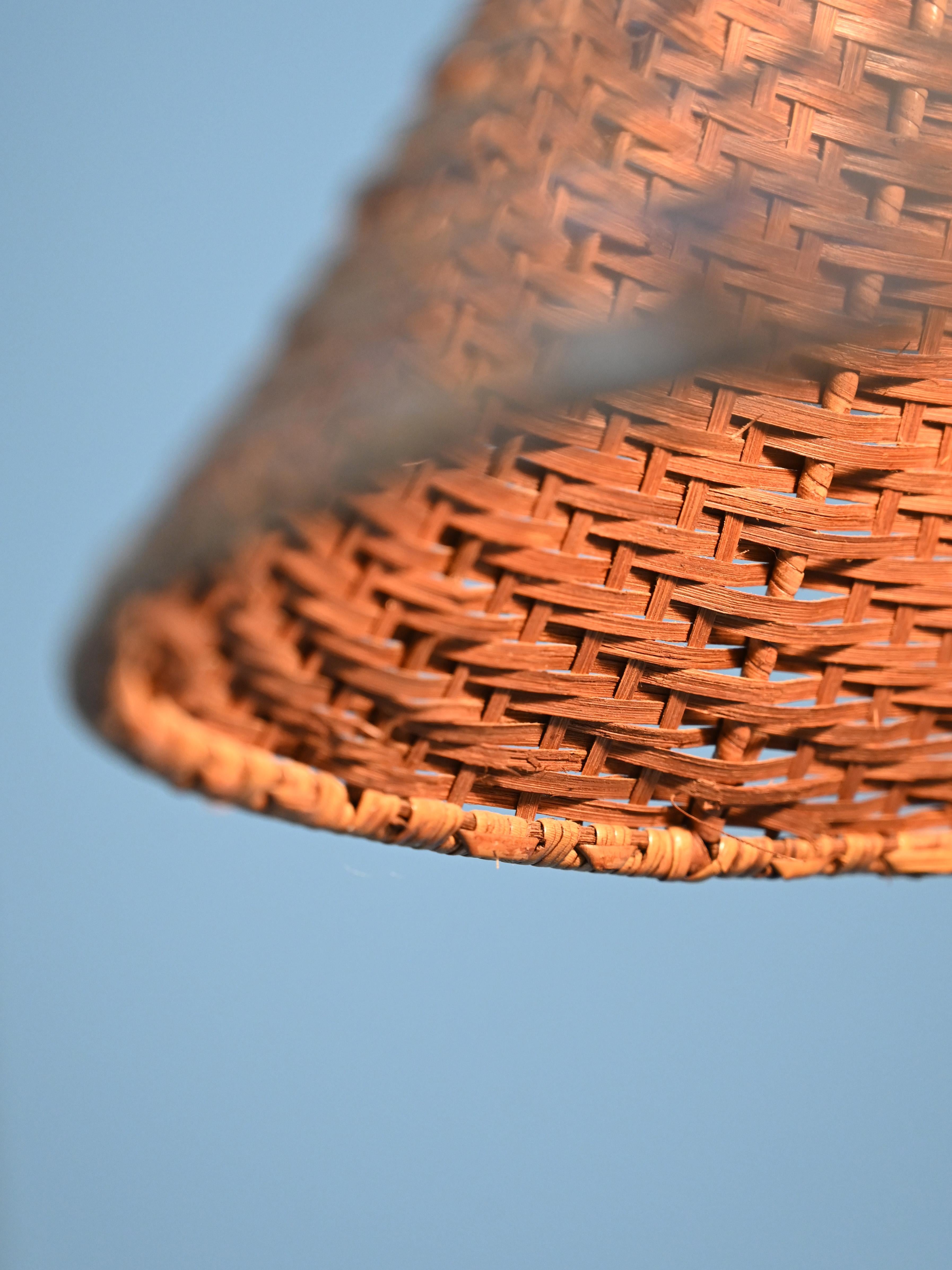 Stehlampe mit Rattan-Lampenschirm (Metall) im Angebot