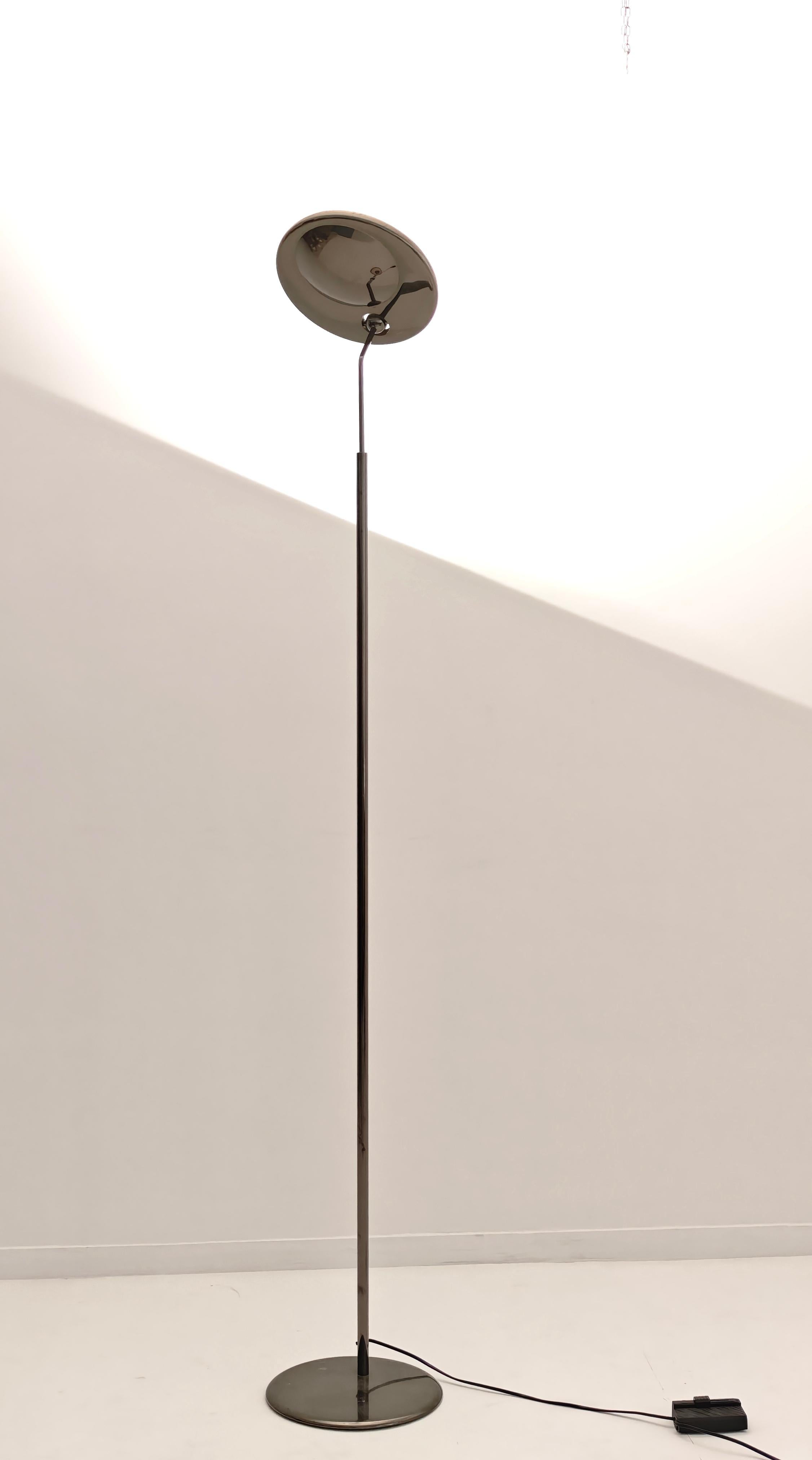 ITALIAN PRODUCTION 1970/80. The elegance of this floor lamp is the master.
Floor lamp with one halogen light. Structure in bronzed brass tubular. Adjustable circular diffuser, circular base.  Look carefully at the video and photos, thank