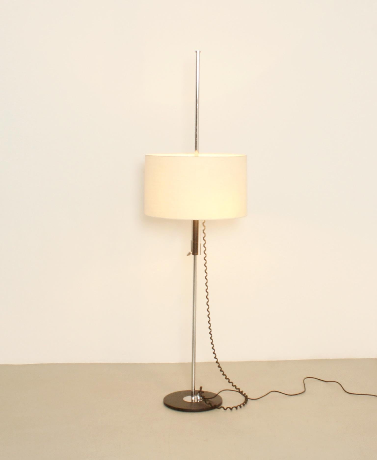 Floor lamp with adjustable height lampshade, Spain, 1960's. Lacquererd and chromed metal with original shade with fabric and two bulbs. The height is easily adjusted thanks to the chrome piece under the shade. 