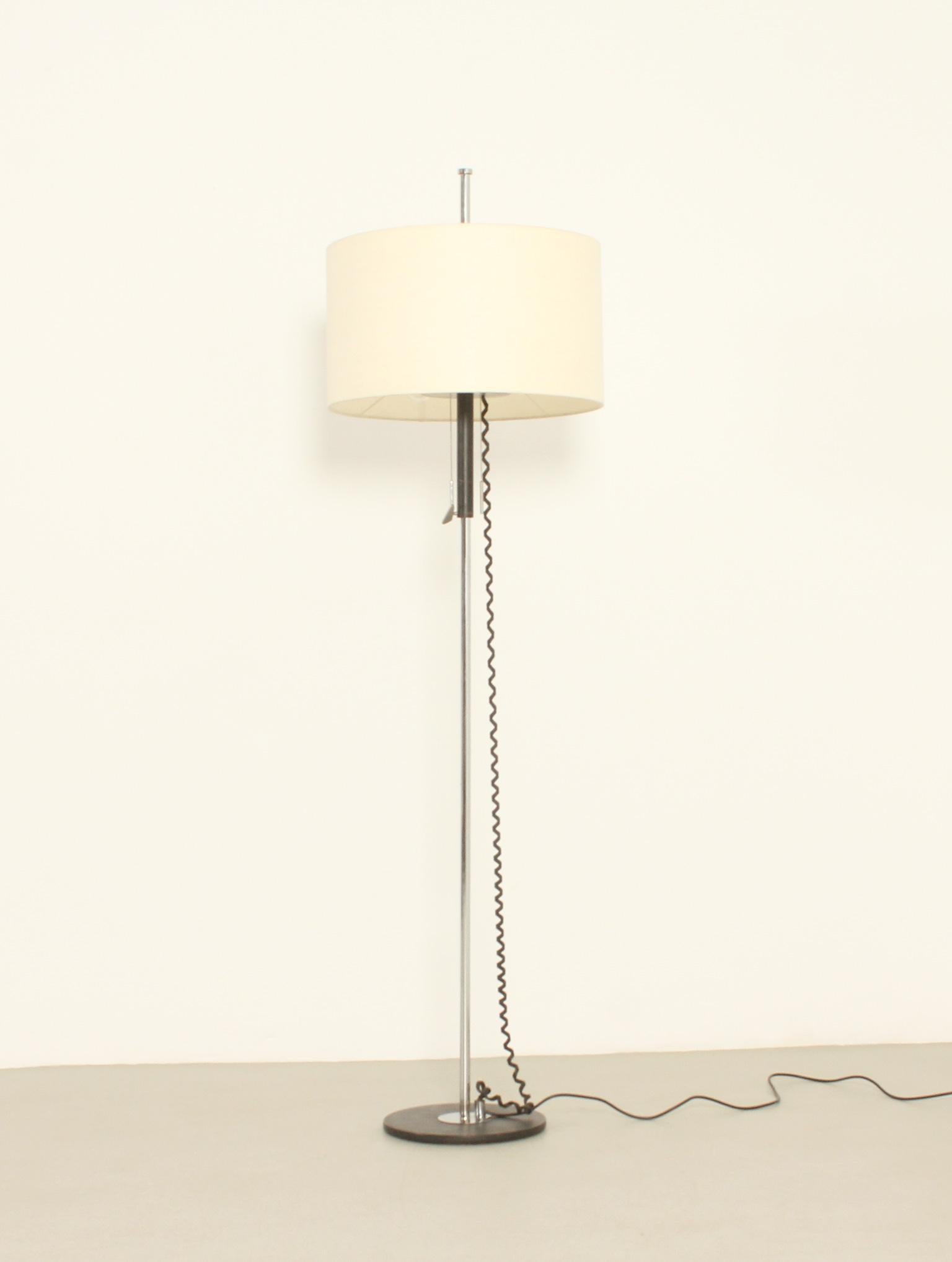Stehlampe mit verstellbarem Lampenschirm, Spanien, 1960er Jahre (Spanisch) im Angebot