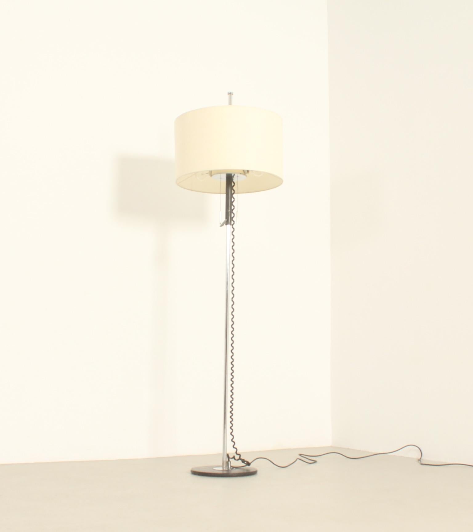 Stehlampe mit verstellbarem Lampenschirm, Spanien, 1960er Jahre (Metall) im Angebot