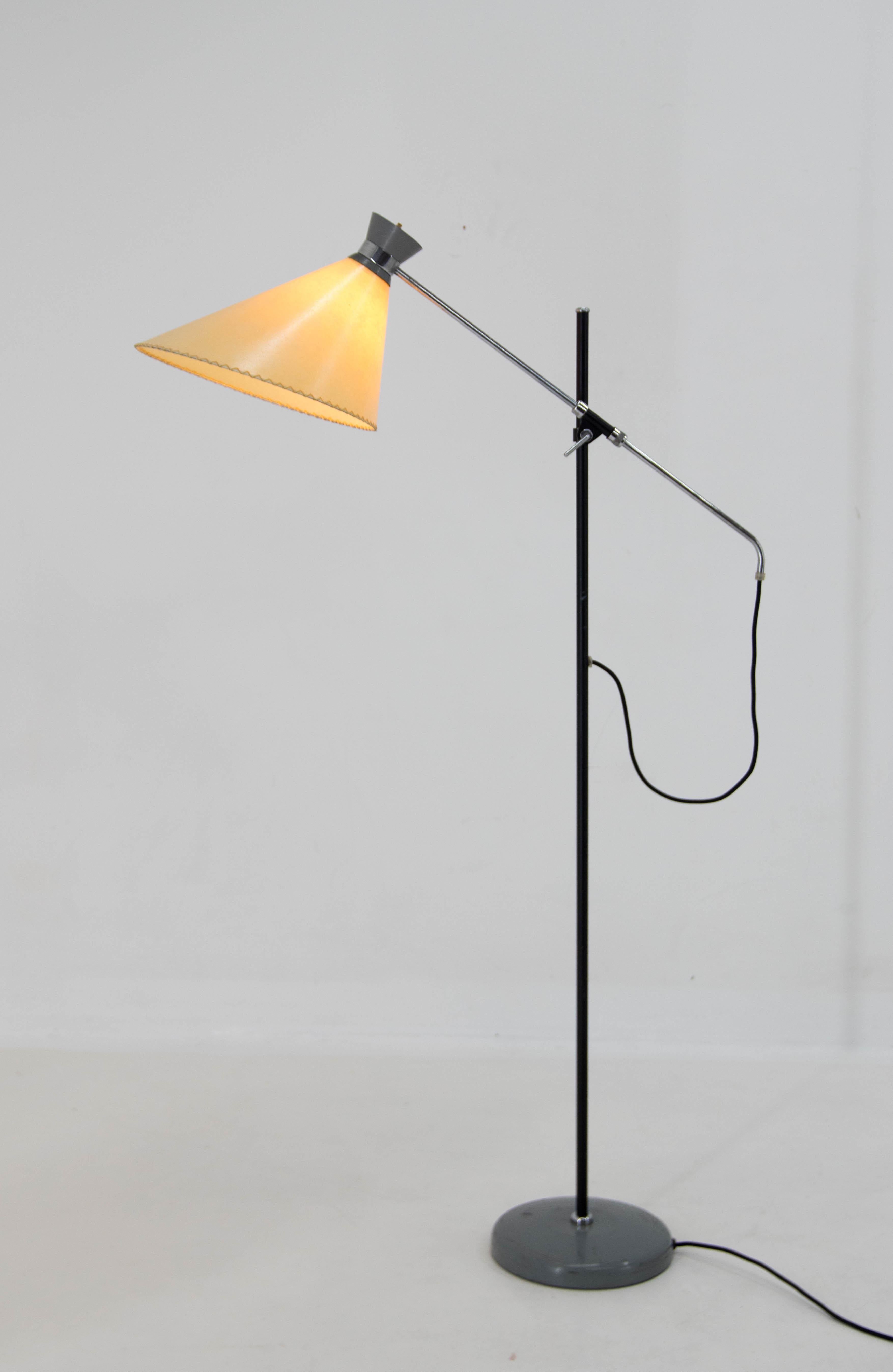Floor lamp with metal base and new parchment paper shade.
Measures: Maximum height: 180cm
Minimum height: 130cm
Rewired: 1x60W, E25-E27 bulb
US plug adapter included.